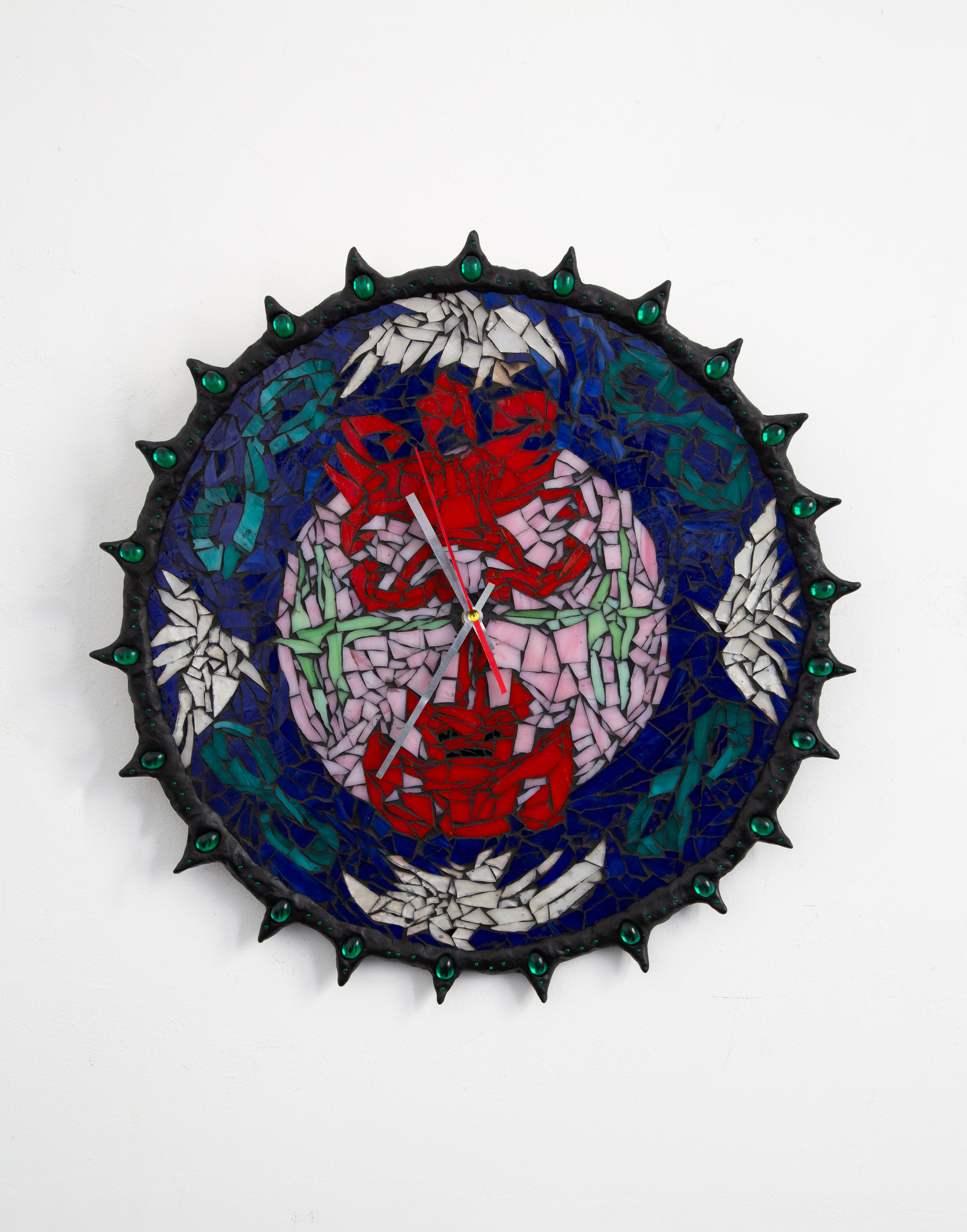  Jacquie Meng Infinity Tombstone Clock 2024 Glass, sculpting resin, Swarovski crystals 55 cm D, Image Remy Faint