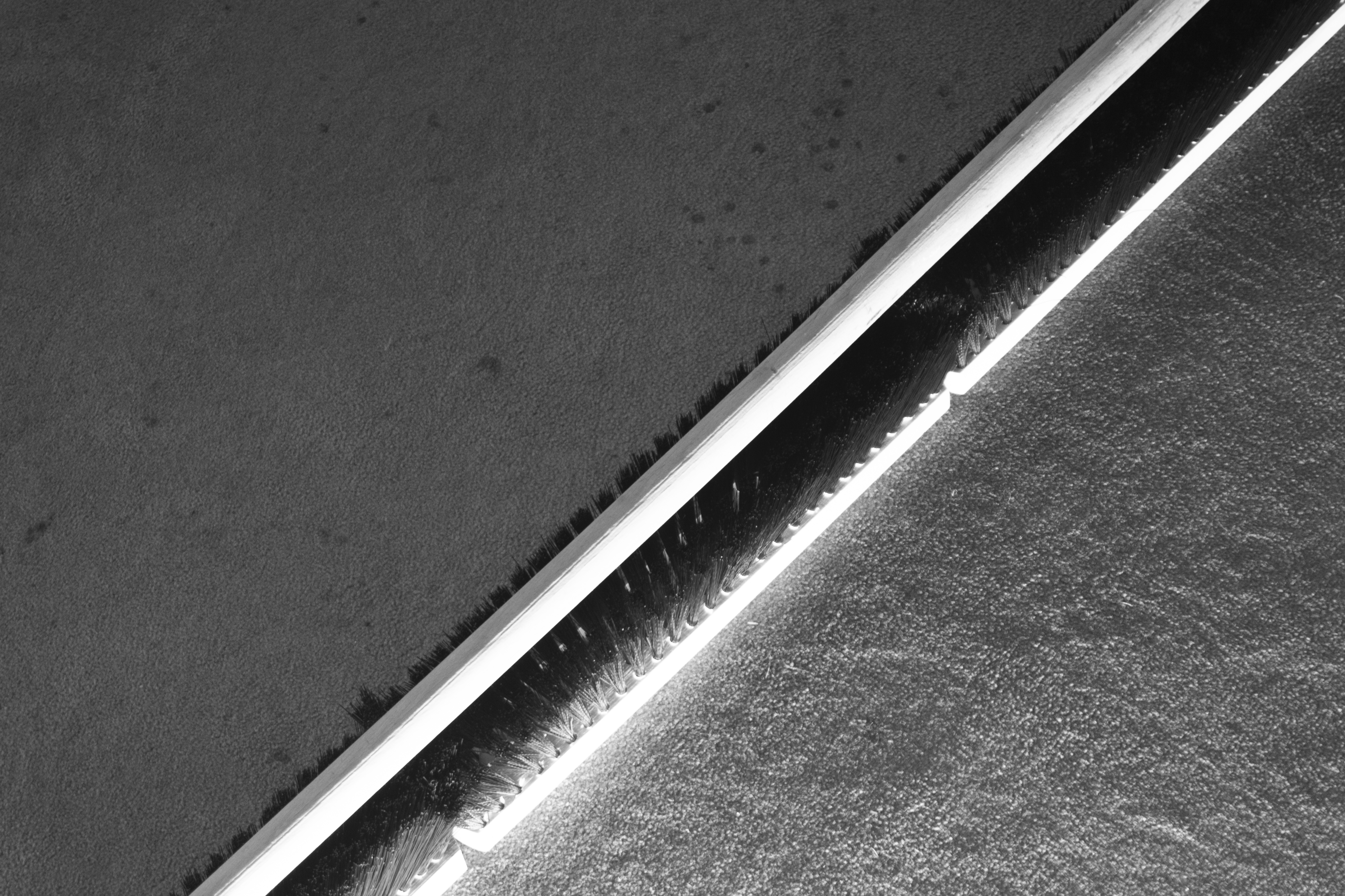 Kristaps Freimanis & Laima Daberte Variācijas ar slotu 3 (2023) slotas, gaisma, tērauds Foto Kristaps Freimanis