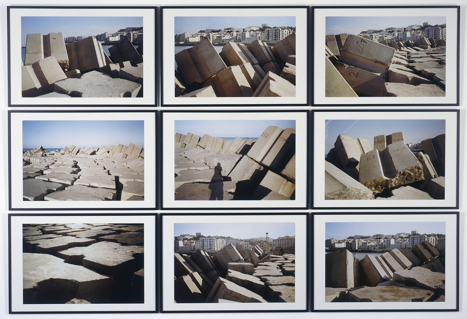 © Kader ATTIA Rochers carrés, 2008 © Adagp, Paris 2025, photo de Jacques Faujour. Courtesy Collection MAC VAL - Musée d’art contemporain du Val-de-Marne
