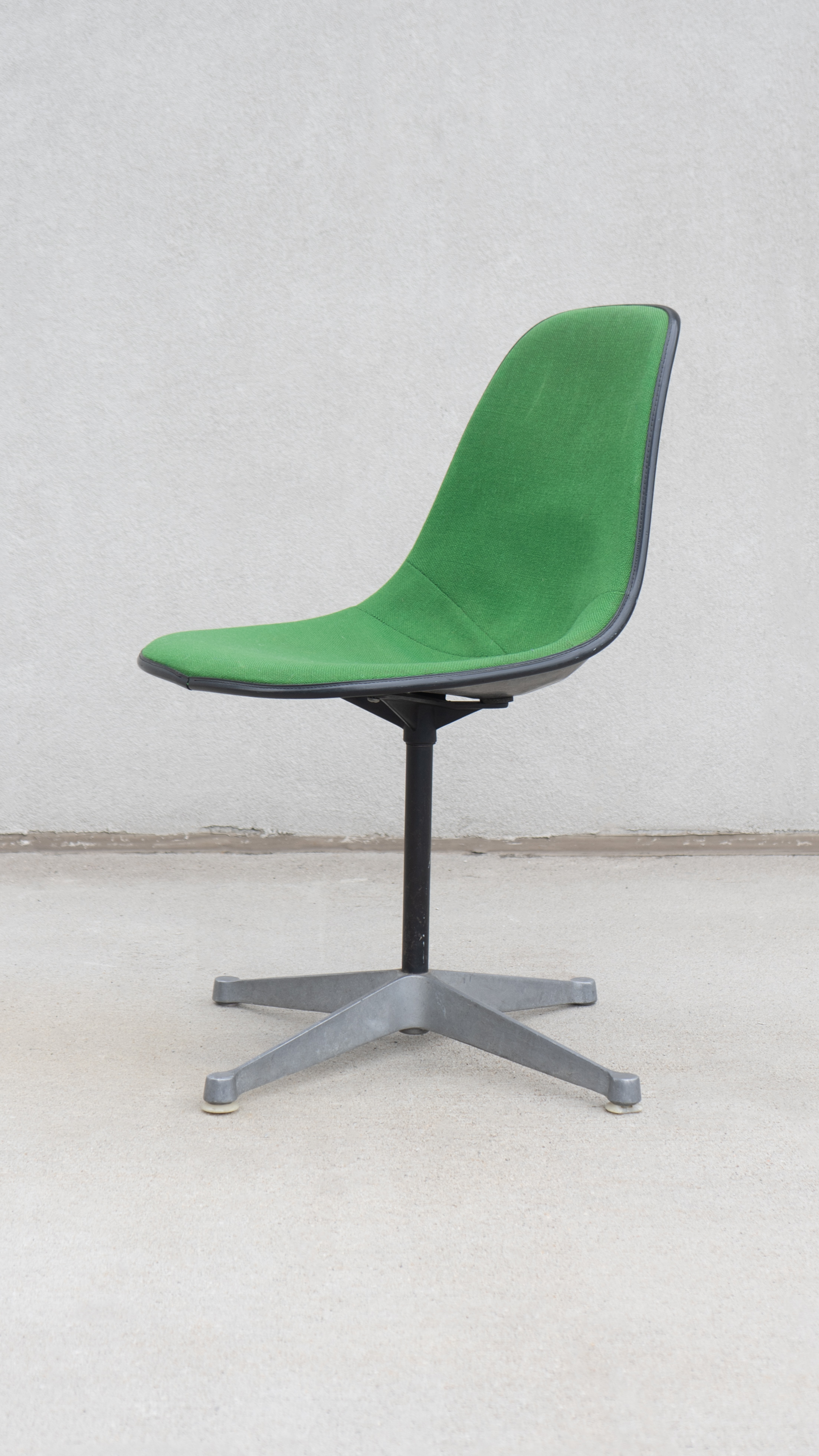 Green discount eames chair