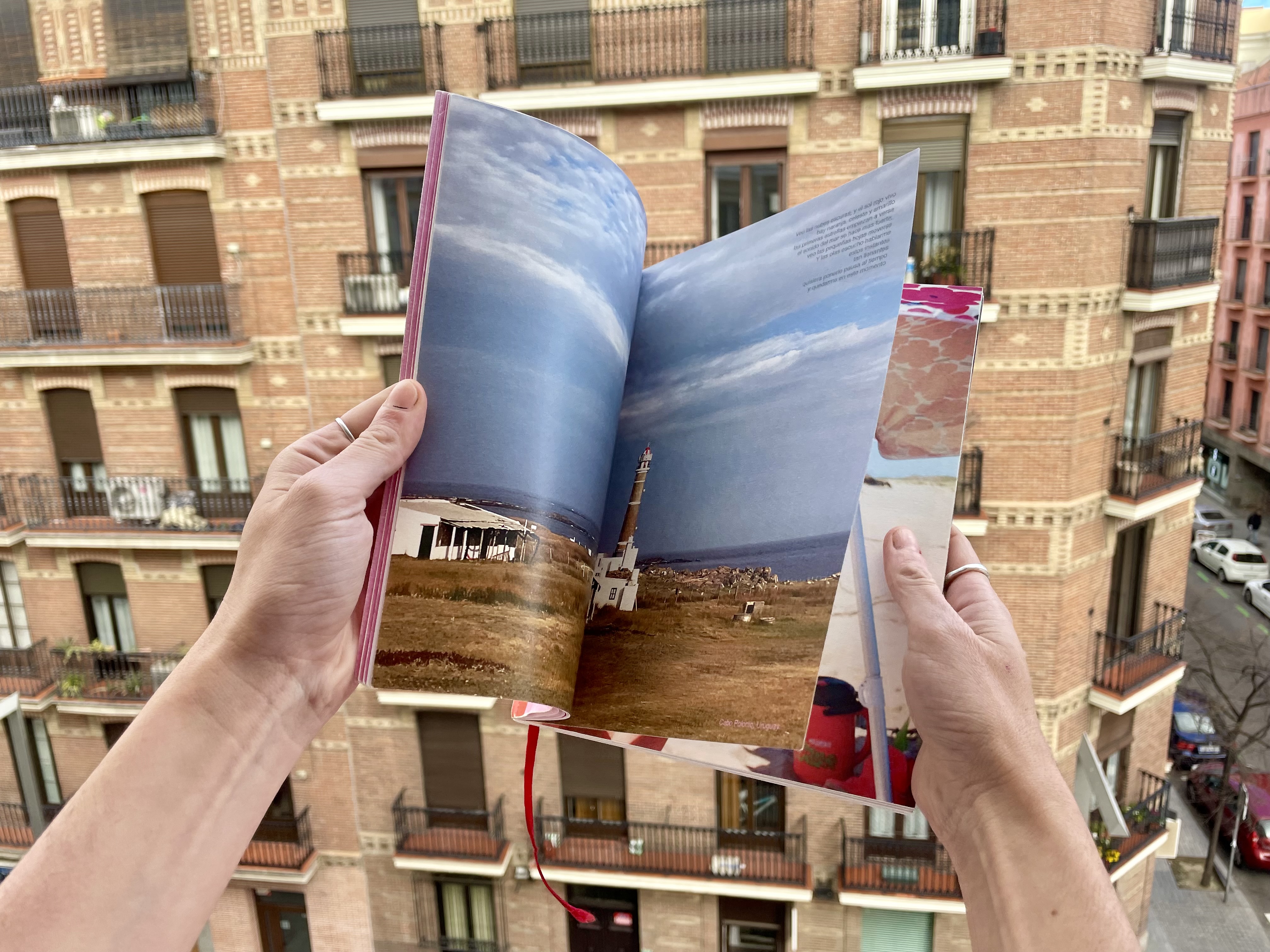 1. "Un pequeño libro de fotos y palabras"