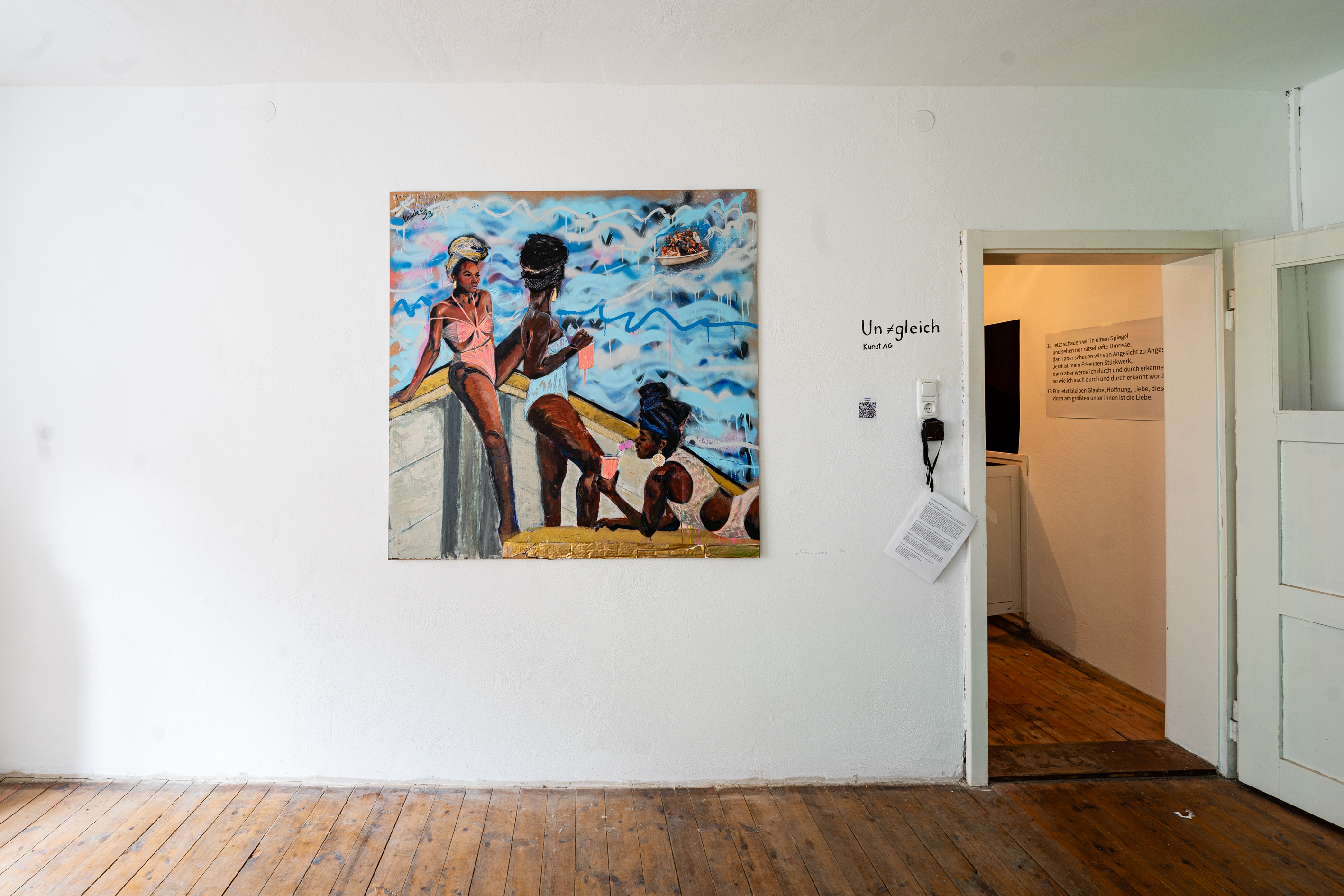 Bild 1 zu Un&ne;gleich: Gro&szlig;formatige Malerei. Drei weiblich gelesene Personen auf einem Boot in Badeanz&uuml;gen. Im Hintergrund Wasser.