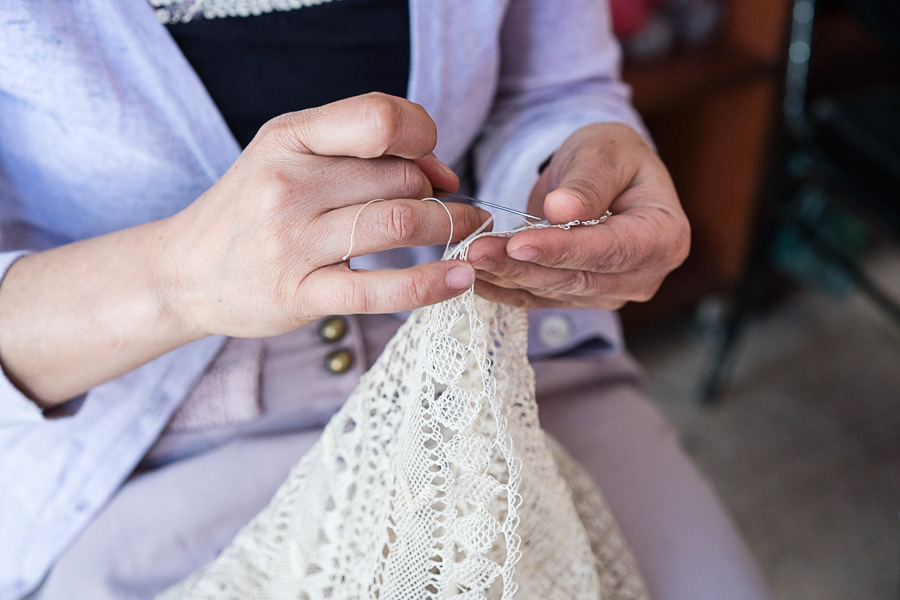 Kobane, avril 2018. Leyla et Adila, &agrave; travers leurs cr&eacute;ations, essaient &eacute;galement de pr&eacute;server les savoirs traditionnels.