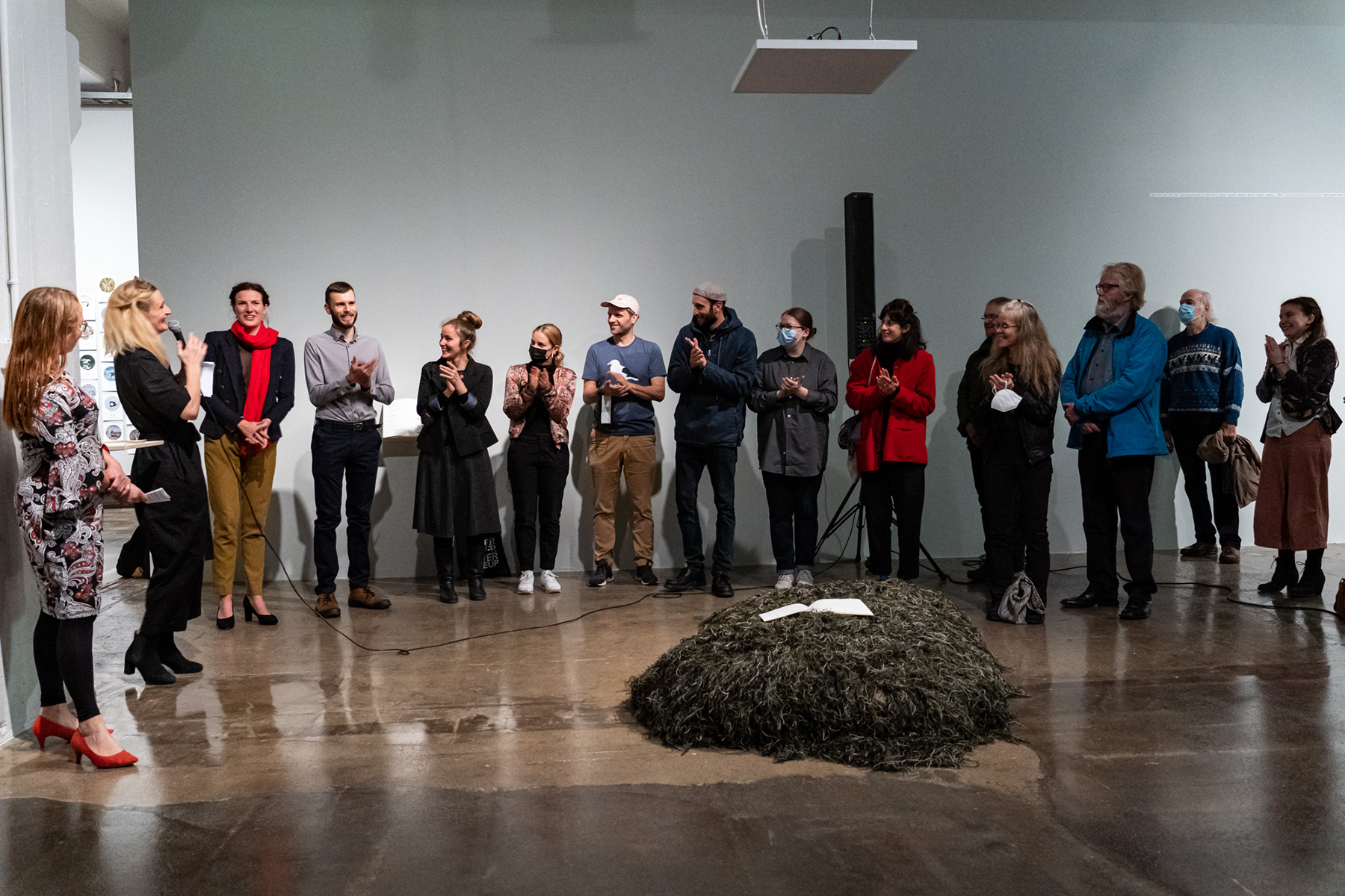 PVF 2021: Linnun katse, näyttelyn taiteilijoita avajaisissa, Leena Saarinen: Etydejä linnulle / Kuva: Tatu Hiltunen, Suomen valokuvataiteen museo