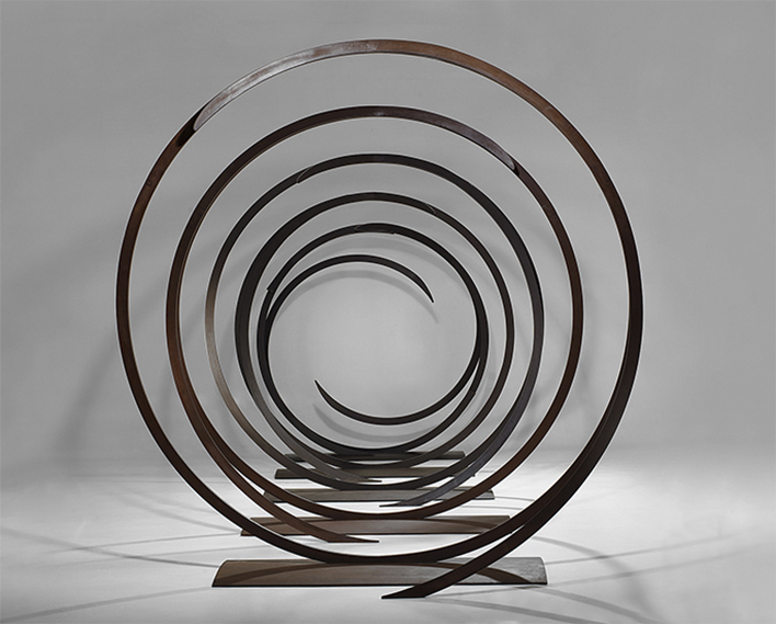 Umbral Dinamico, 2017. Steel with a rust patina, 275 x 272 x 650 cm.