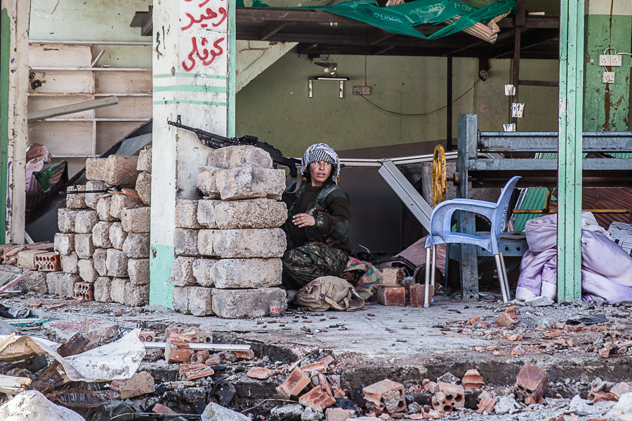 Sinjar, d&eacute;cembre 2014. Les combattants des YPG/YPJ luttent avec acharnement pour d&eacute;loger l'EI de la ville.