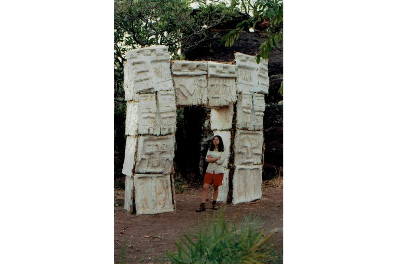 Pilar QuinterosSe&ntilde;ales de Humo, 2016Video digital, fotograf&iacute;a an&aacute;loga y dibujo de l&aacute;piz grafito sobre papelVideo: 1:10&rsquo;18&rdquo;Fotograf&iacute;a: 115 x 110 cmDibujo: 21 x 30 cm