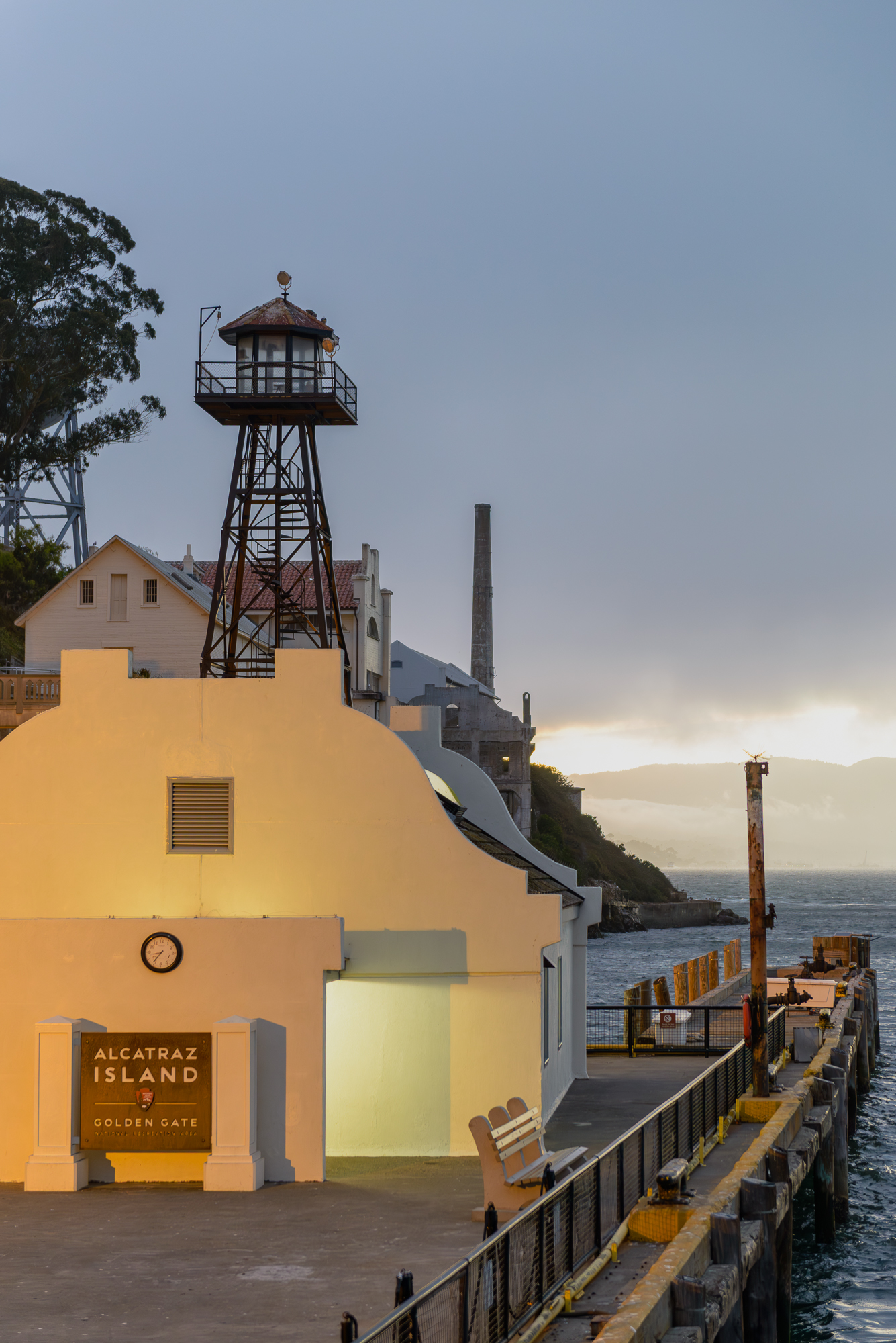 Alcatraz Island, île située dans la baie de San Francisco à 1,92 km du port de San Francisco en Californie. Célèbre prison jusqu'en 1963.