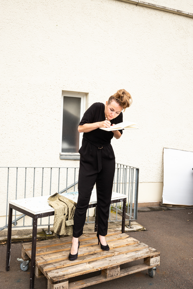 1/7  Portraitreihe der performativen Künstlerin,  Illustratorin, Sprecherin und Impulsgeberin  Jana Dörfelt in Berlin.