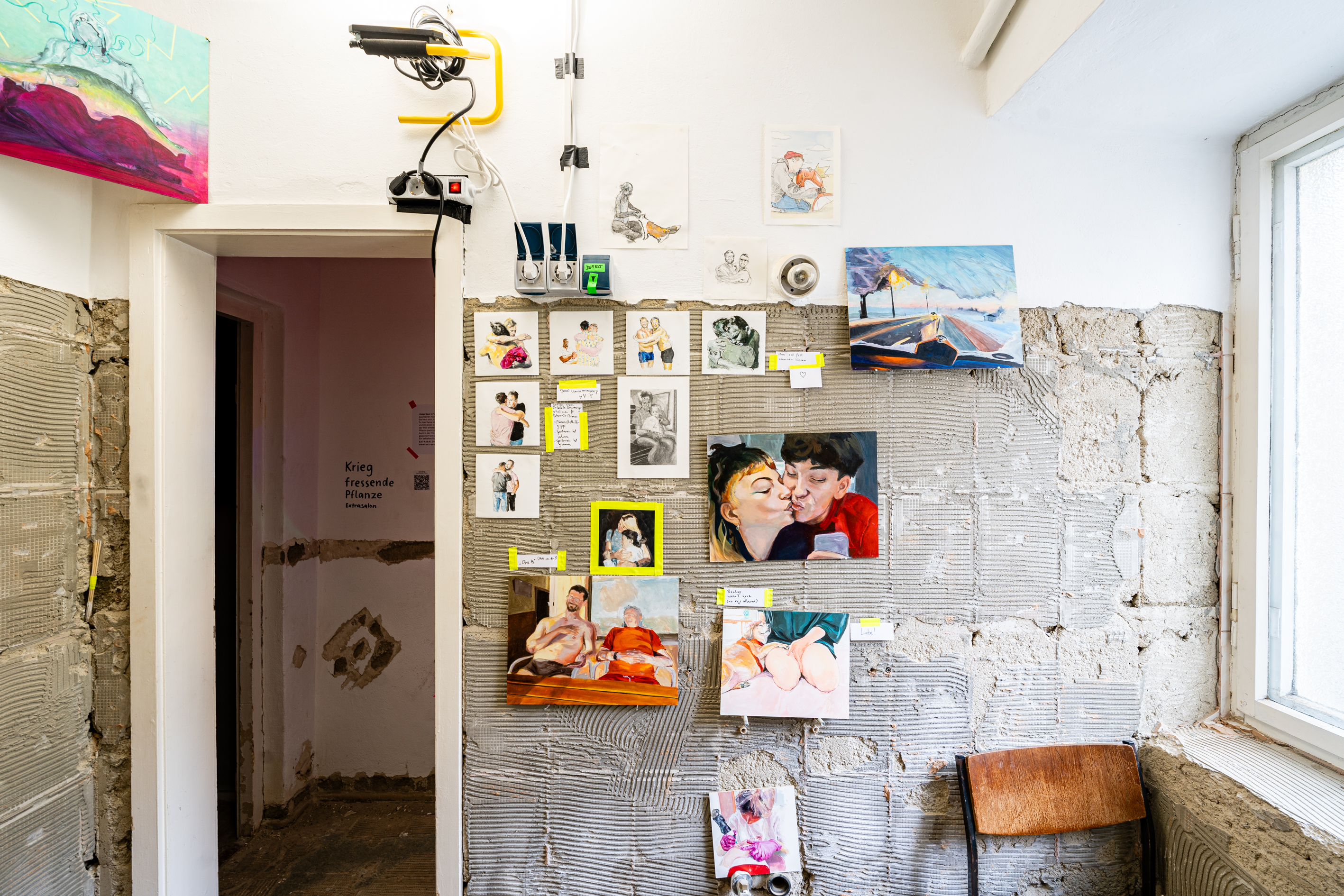 Bild 4 zu Kunst kommt von Kompostieren: Wand Ausgang. Ebenfalls beh&auml;ngt mit Malereien und Zeichnungen.