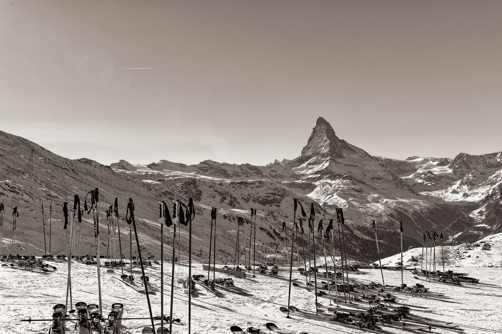 Pause repas pour les skieurs en descendant la piste du Rothorn. Vue magnifique sur le Cervin