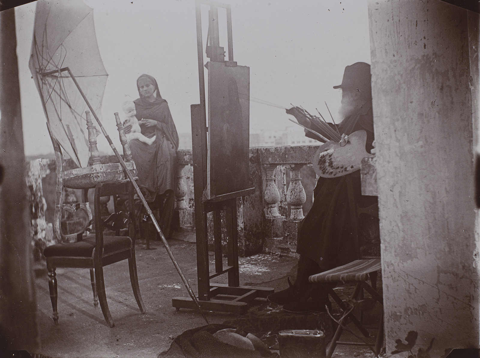 Gabrielle Hebert (1853-1934) Amalia Scossa et Ernest Hébert à sa peinture La Vierge au chardonneret sur la terrasse du campanile, vers 1891 Aristotype à la gelatine, 9,6 x 12,3 cm Paris, musee national Ernest Hebert © photo : Musee d’Orsay, Dist. GrandPalaisRmn / Alexis Brandt