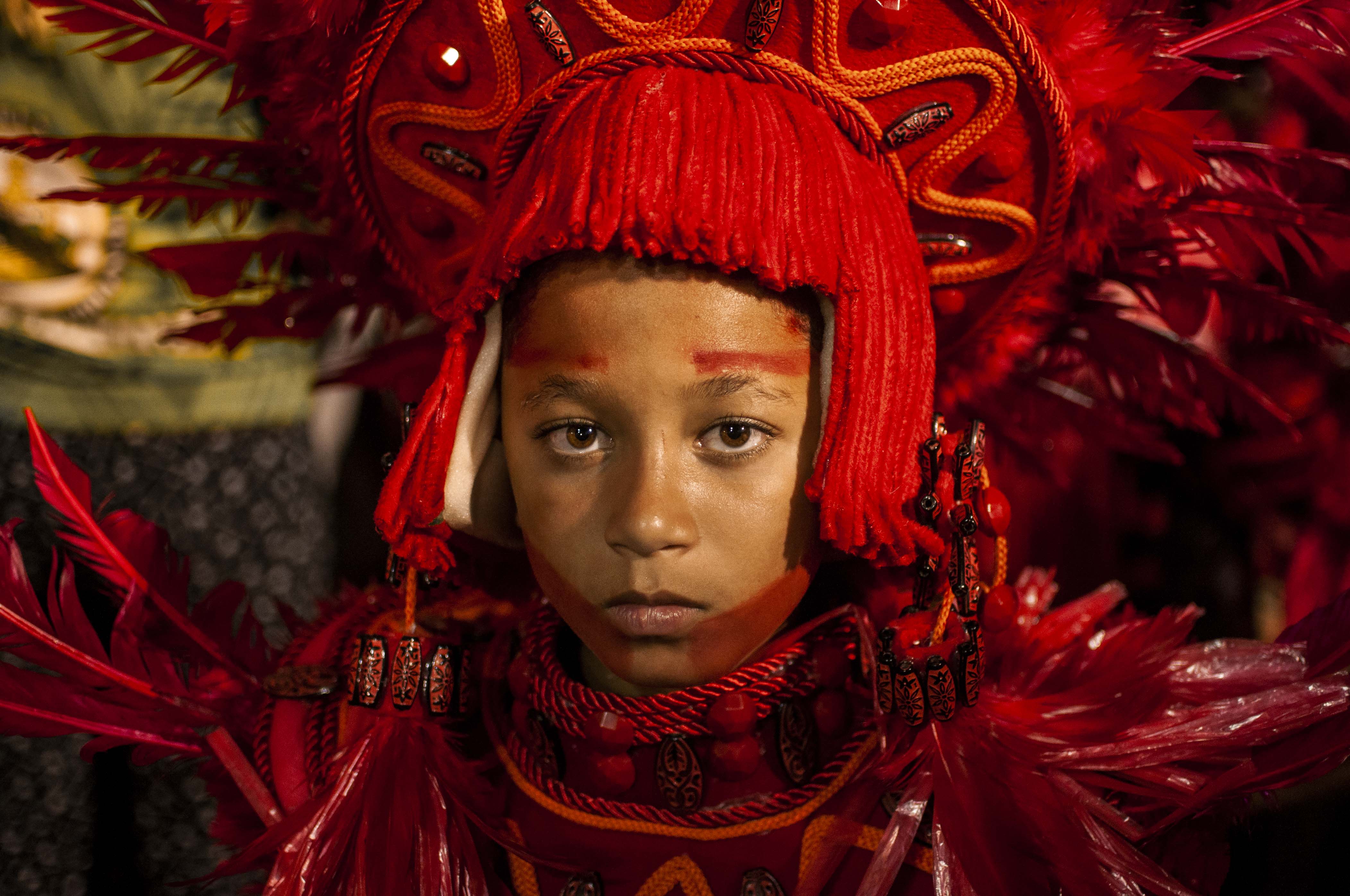 Niño previo a salir al Sambodromo de Río. Brasil, 2017.