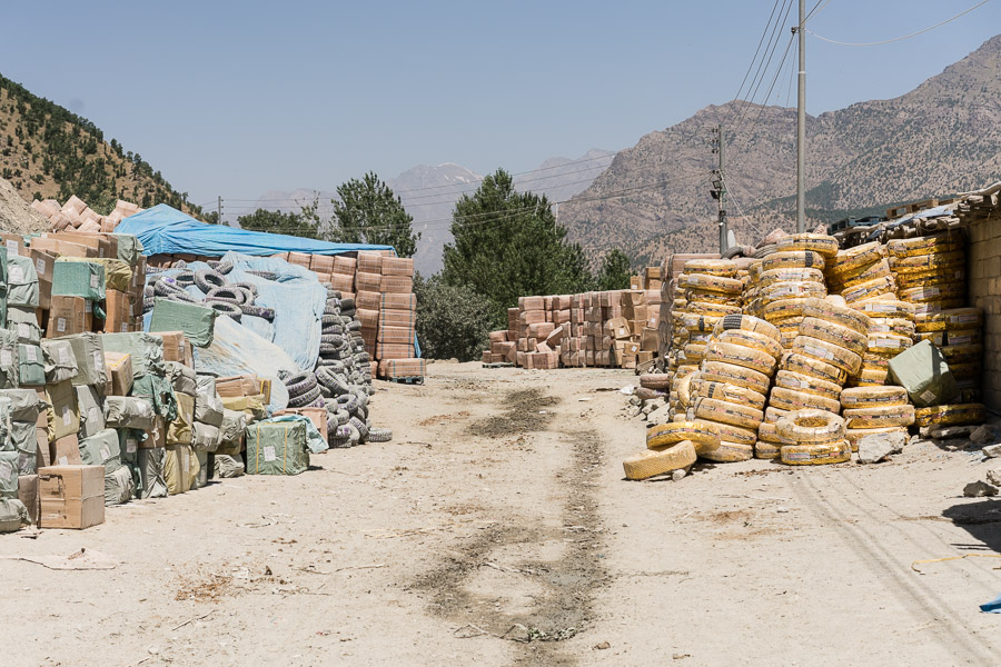 Zale, Kurdistan, Irak. Juin 2017. La frontière ferme en début d'après midi. Petit à petit les kolbers quittent le village. Ils reviendront plus tard, à la nuit tombante, illégalement.