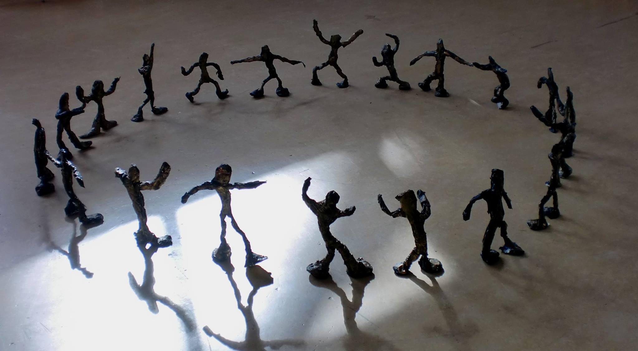 Kring van figuren van alluminumfolie