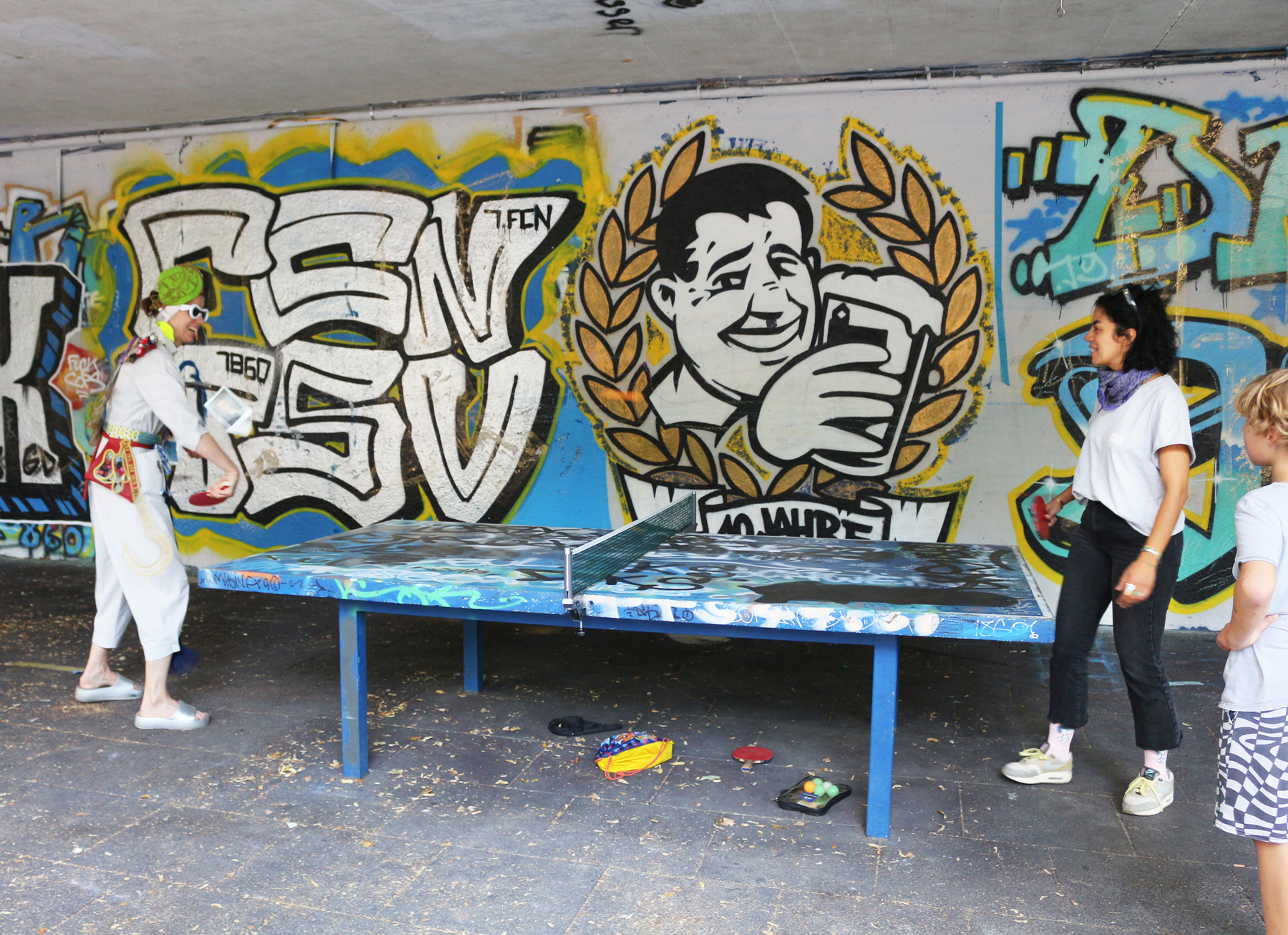 Table tennis match with Elvin Turgut at Rheinthalerstraße. Performer: Franziska Windolf. Giesing, 2023. Image: Leonid Hrytsak.