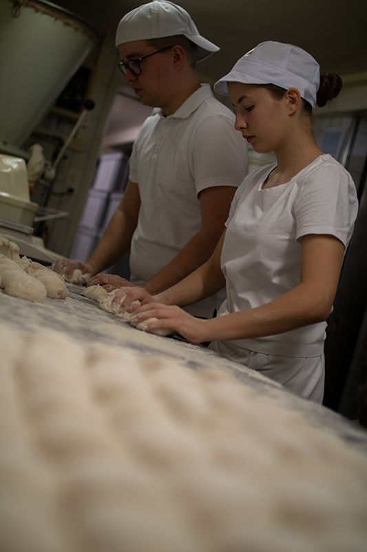 Nicole l&auml;chelt, sie habe sich bereits an die Arbeitszeiten gew&ouml;hnt. Sie hat vor wenigen Monaten ihre Lehre gestartet. 