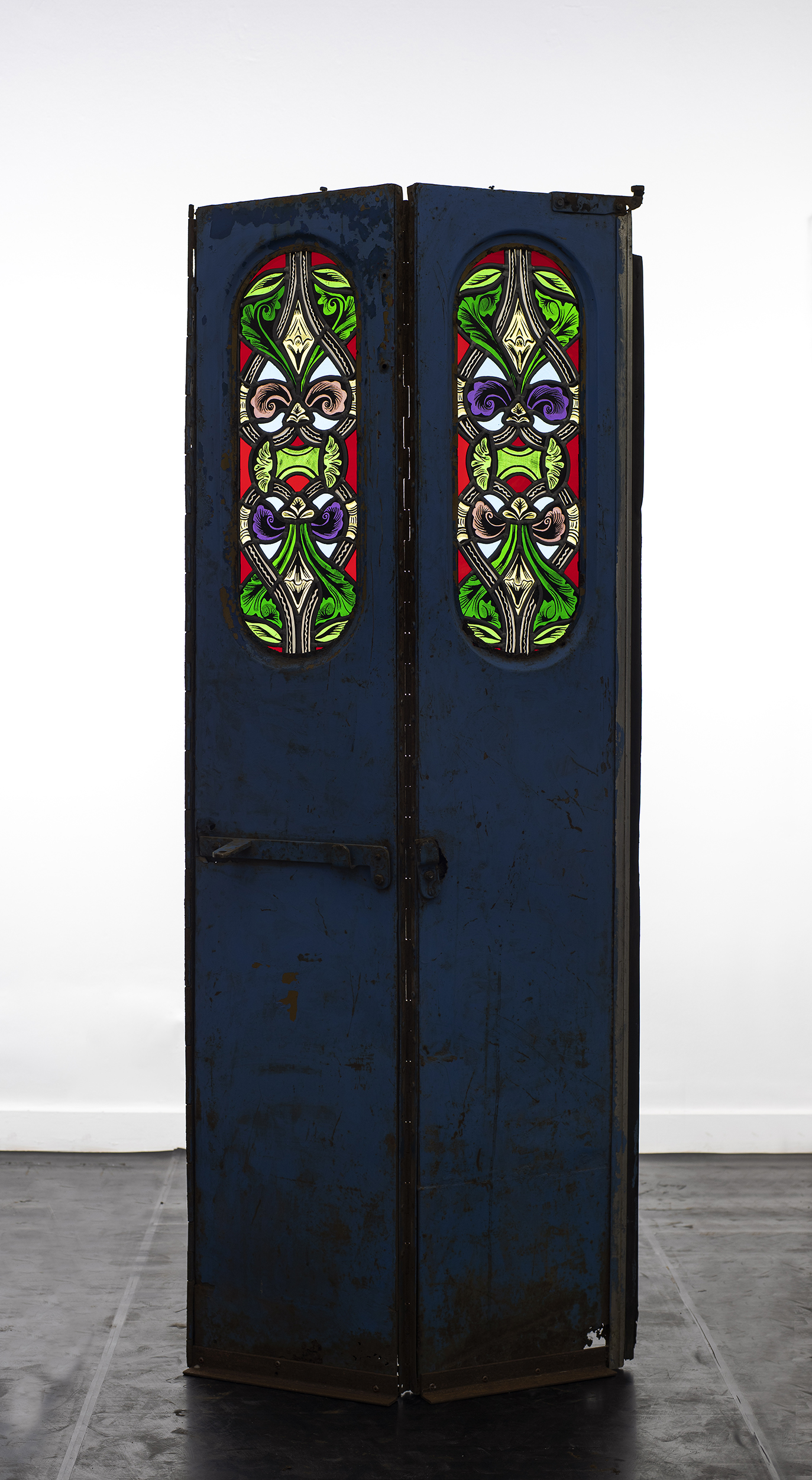 4º Parada (serie mire atrás al bajar)Vitral con soldadura de plomo ensamble en puerta de colectivo206 x 80 cm2024(No disponible)