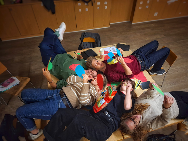 Einer von 120 Dorfvereinen: Kreativsession der Theatergesellschaft.