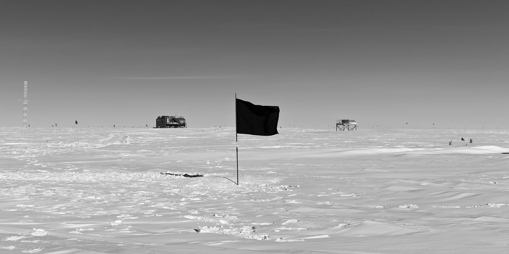 Santiago Sierra, Black Flag South, 2015