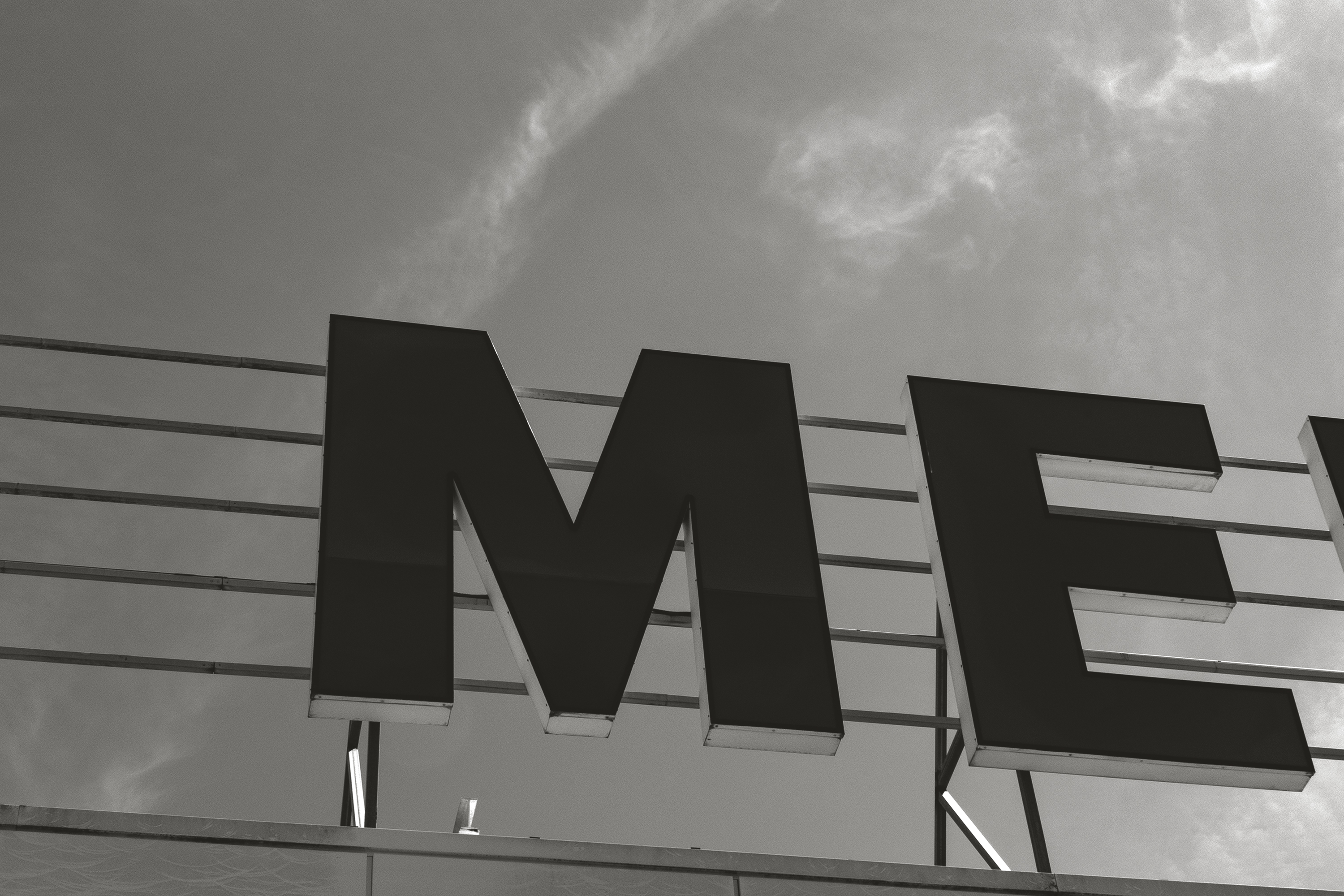 Parque comercialCordovilla, Navarra, Spain, 2025photography, bw, single