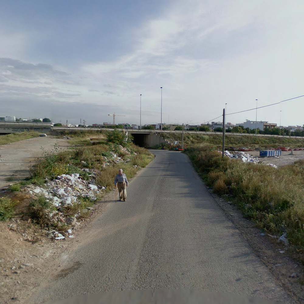 Foto Google Street View Loreal y lo irreal alguien anda por una carretera