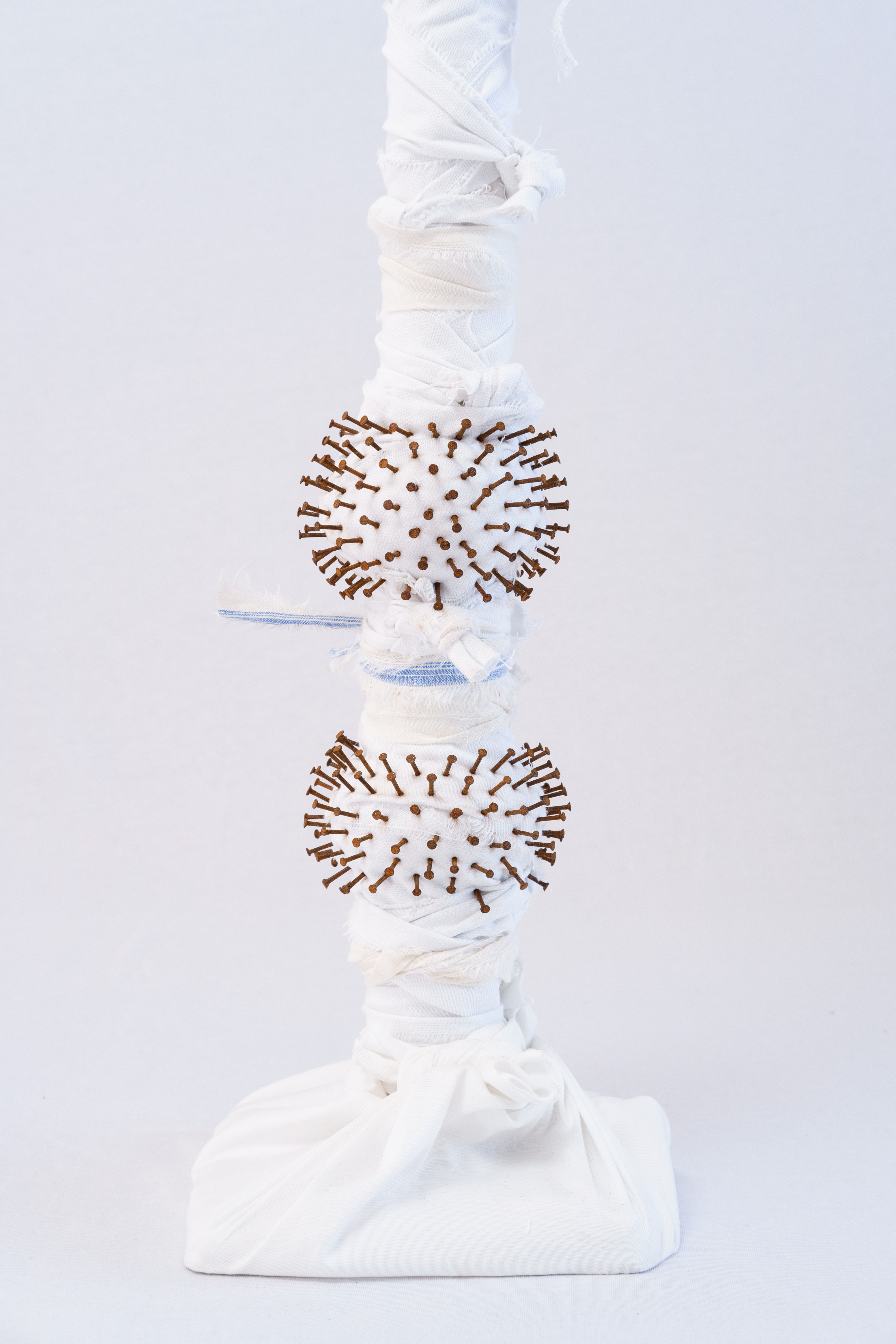 AS CONTAS DO MEU ROSÁRIO SÃO BALAS DE ARTILHARIA (5)Ferro, lápis lazuli, tecido e vidro. 147 x 40 x 18 cm. 2024