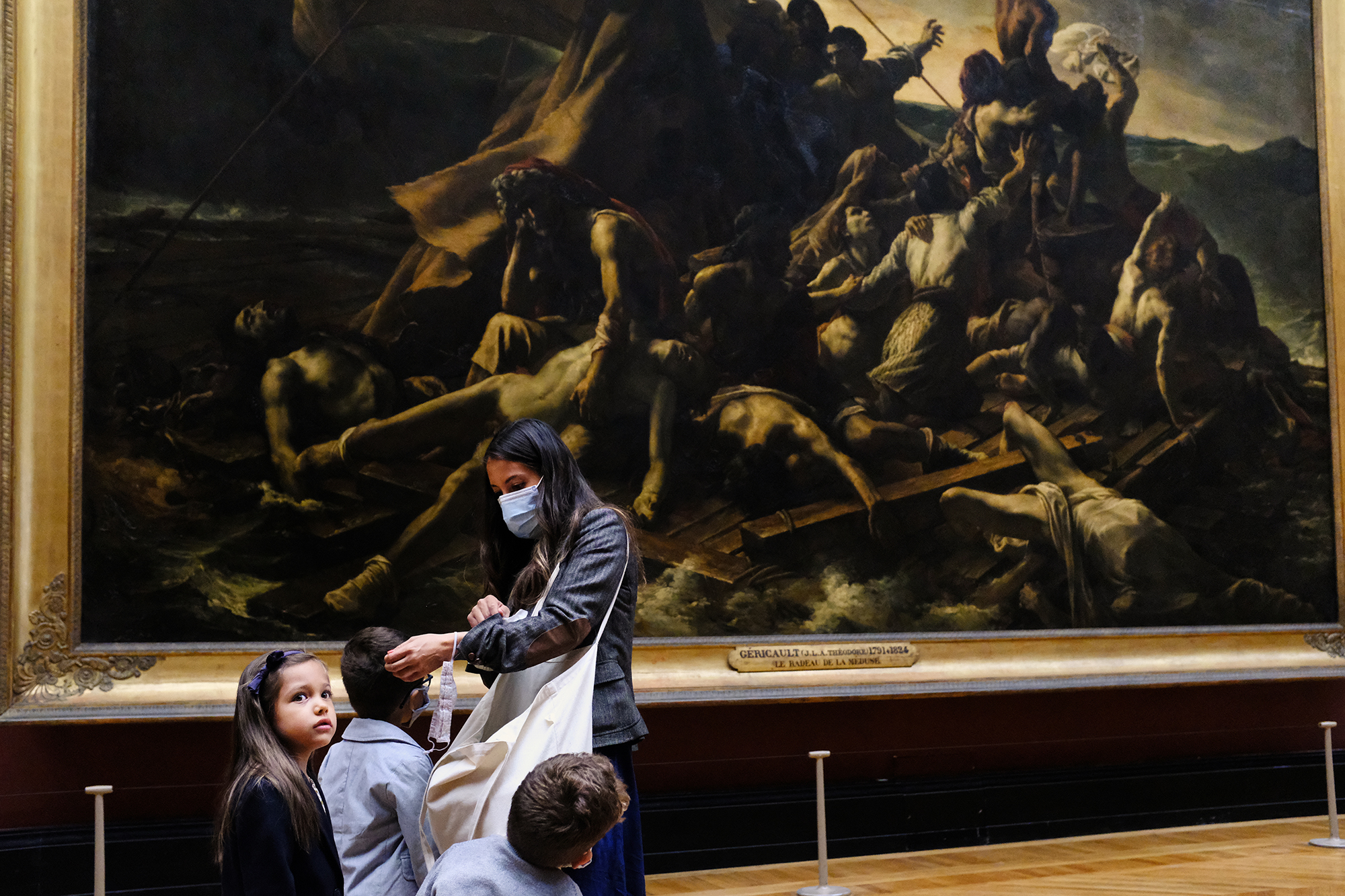 Philippe-Sarfati-reportage-photography-photographer-street-documentary-photojournalism-photojournalist-covid-19-pandemic-louvre-museum-paris-radeau-de-la-meduse-gericault-wearing-mask-putting-on-masks