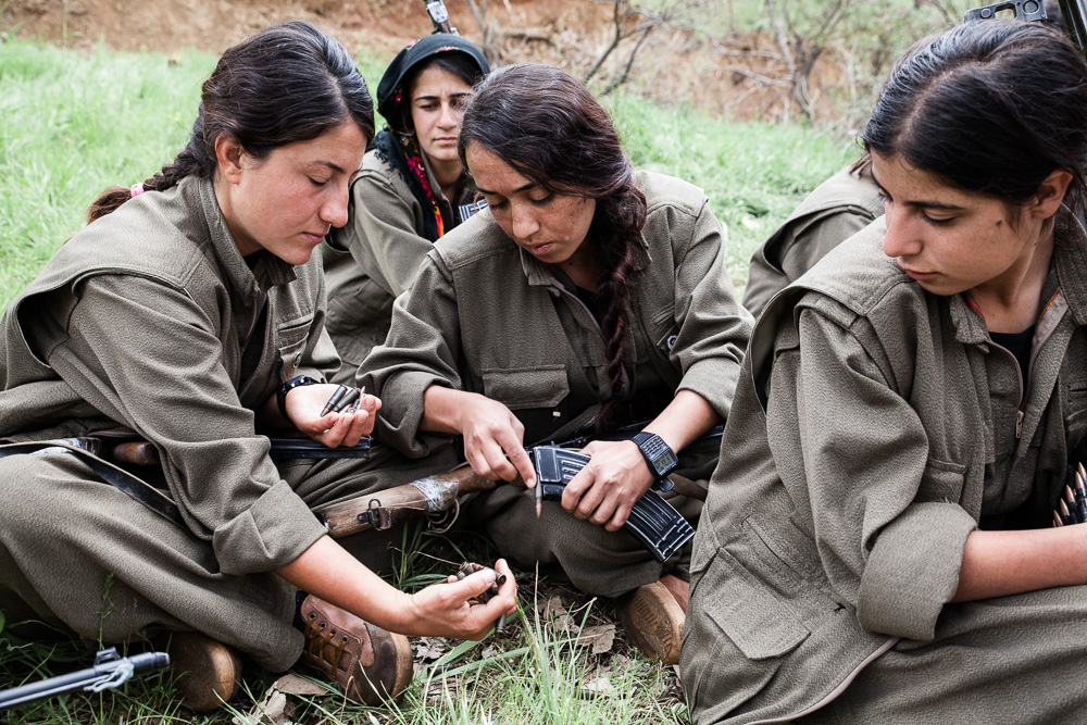 Qandil, kurdistan La formation militaire est continue. a certains moments, les guerilleros rejoignent des camps o&ugrave; ils re&ccedil;oivent un entra&icirc;nement intensif, mais au quotidien, il s'agit surtout d'apprendre &agrave; entretenir et maintenir son &eacute;quipement. L'entra&icirc;nement physique alieu une ou deux fois par mois.