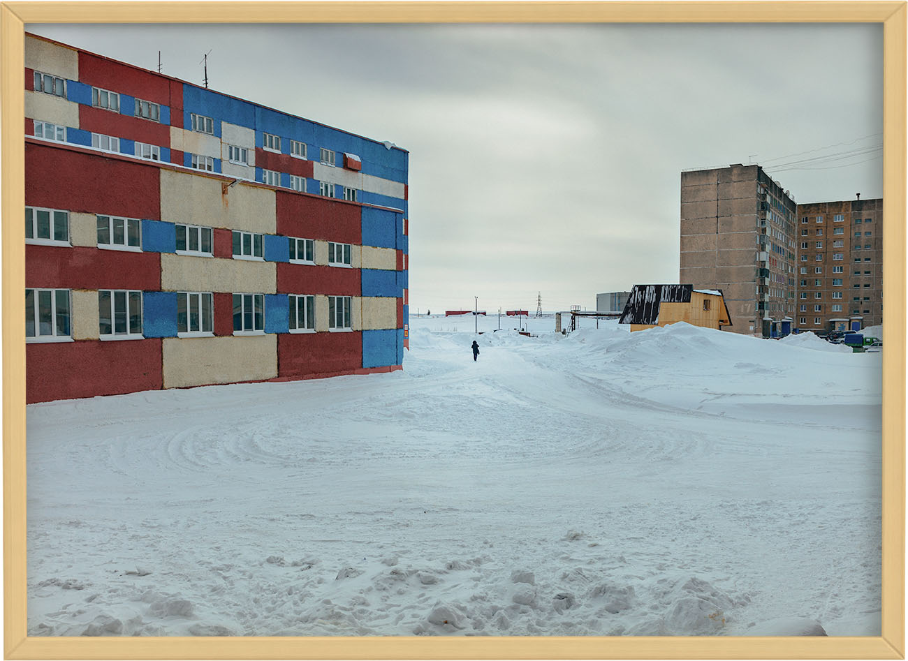 Foto de personas solas andando por el barrio de Oganer Norilsk