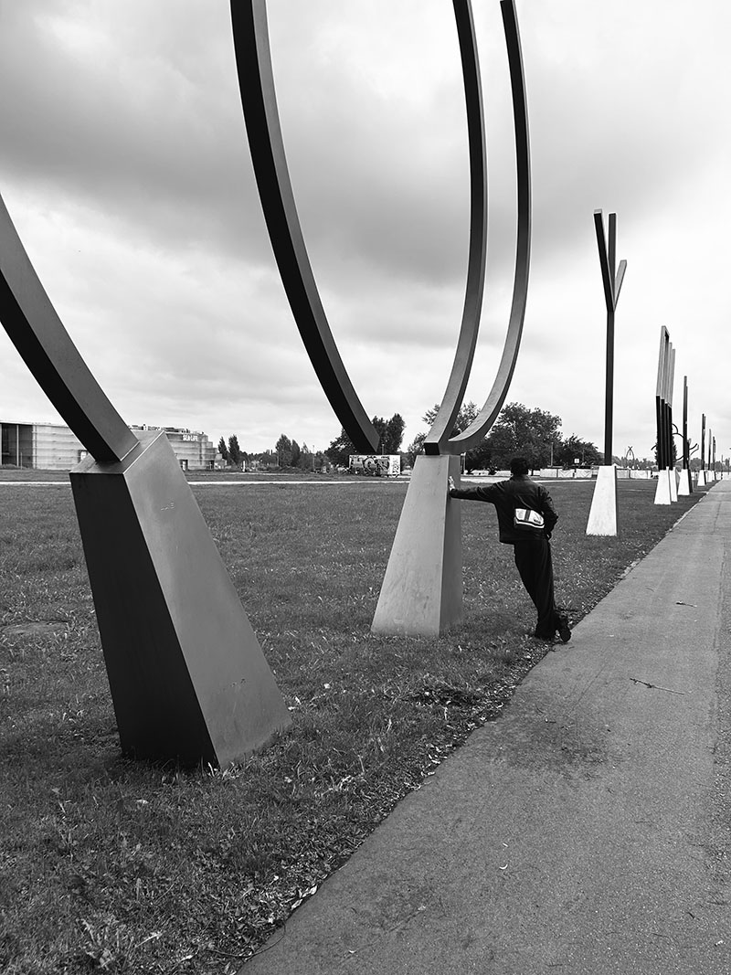 Wo Kunst den Zaun zwischen Deutschland und der Schweiz ersetzt &ndash; Skulpturen zeichnen die Linie. 