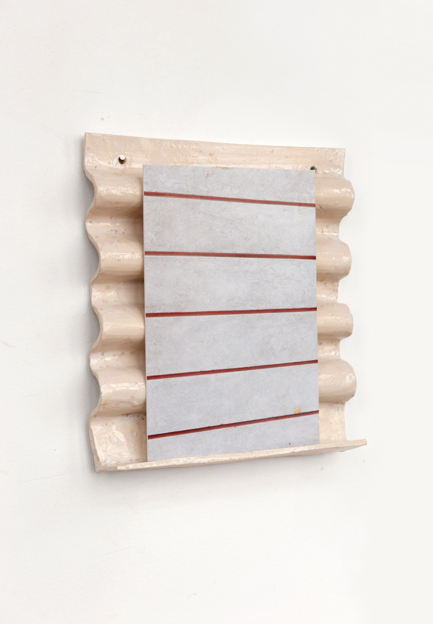 Kleine Welle / Wee Wave (2015), mounted C-Print, glazed ceramic, 26 x 22 x 4 cm