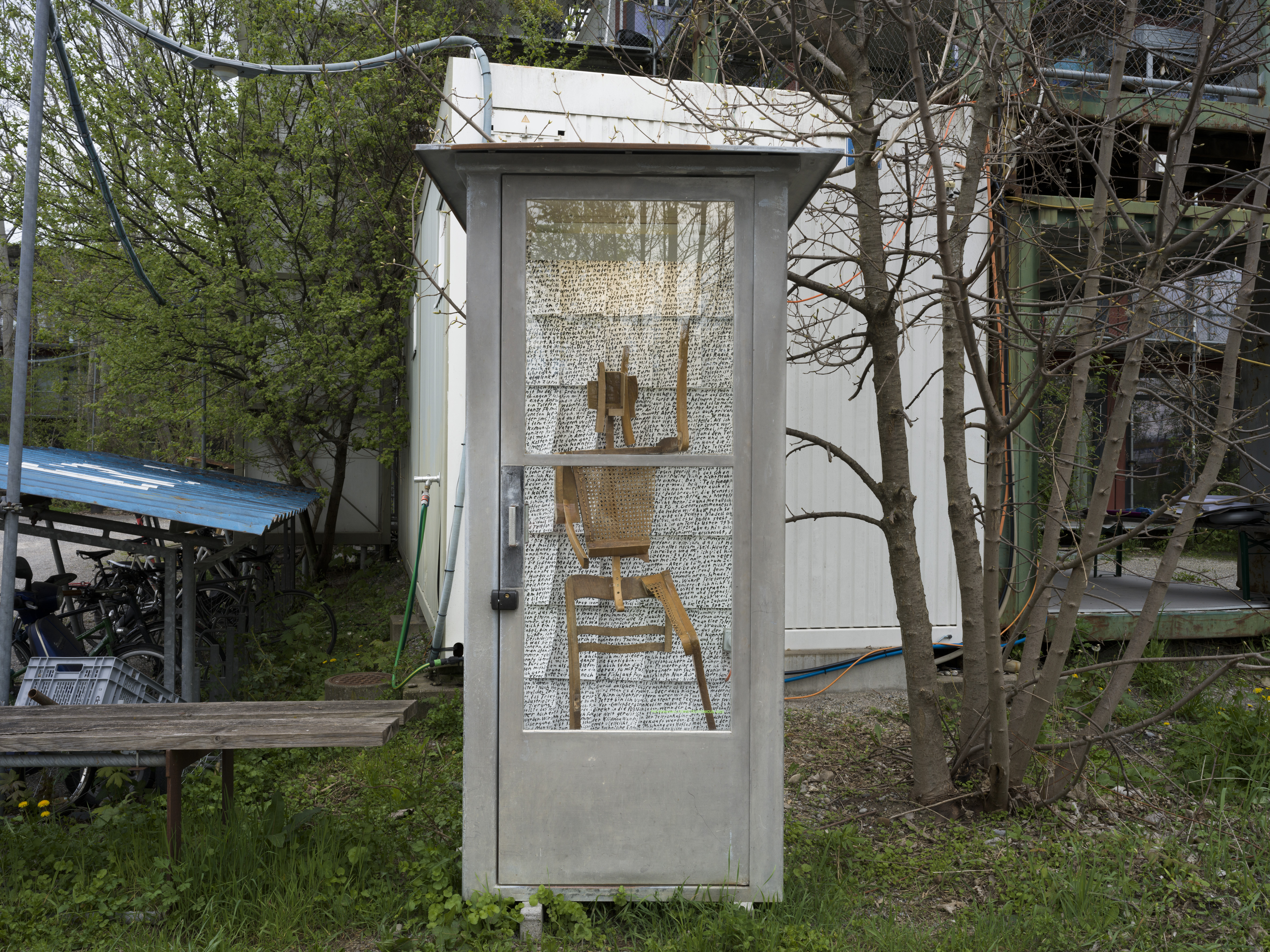 HOMO TELEFONICUS, Holz und Tusche auf Papier, 170 × 45 × 42 cm, Zürich, 2023.
