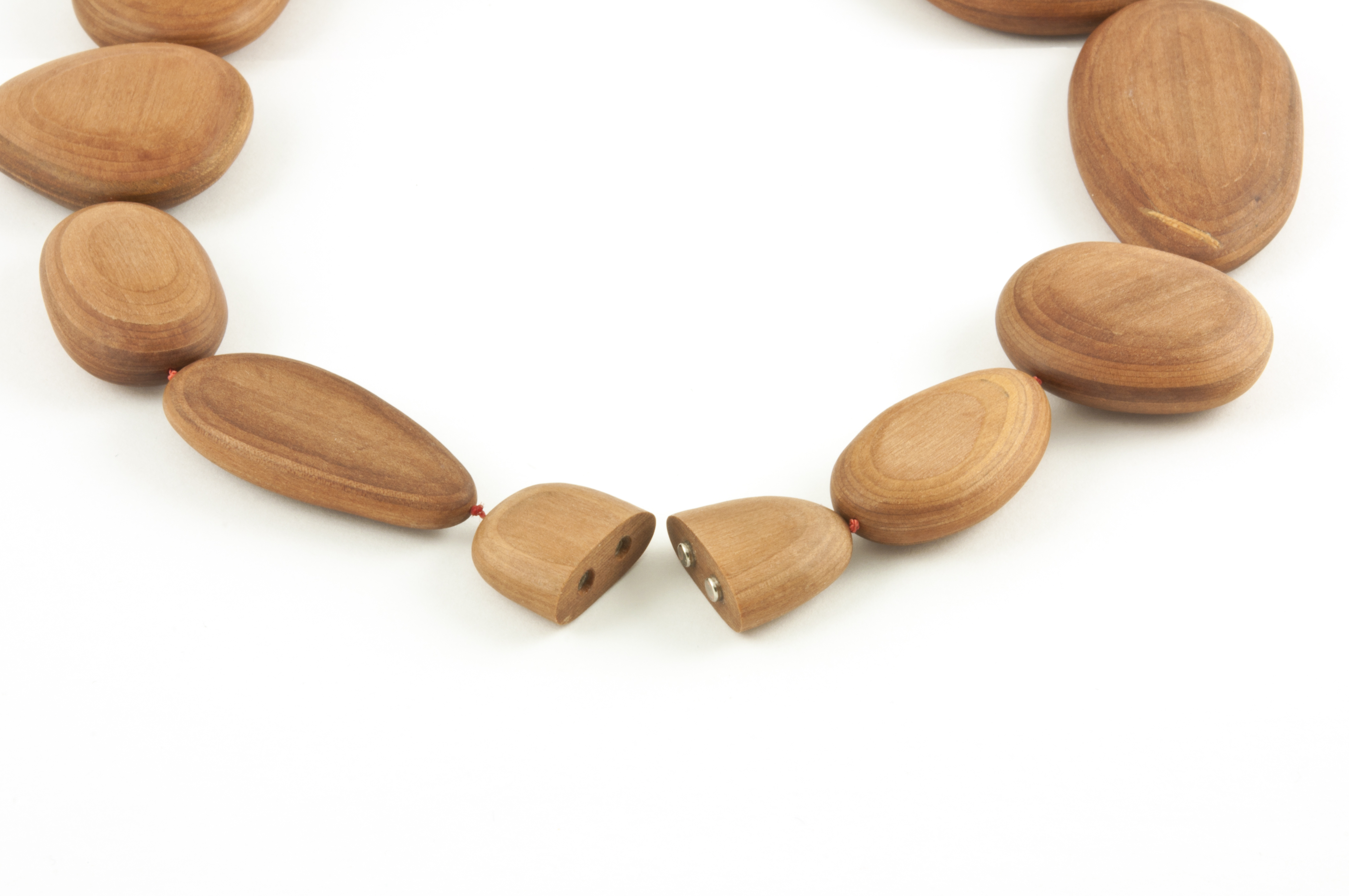 im Fluss | necklace | 2019 | cherry wood, magnet, thread