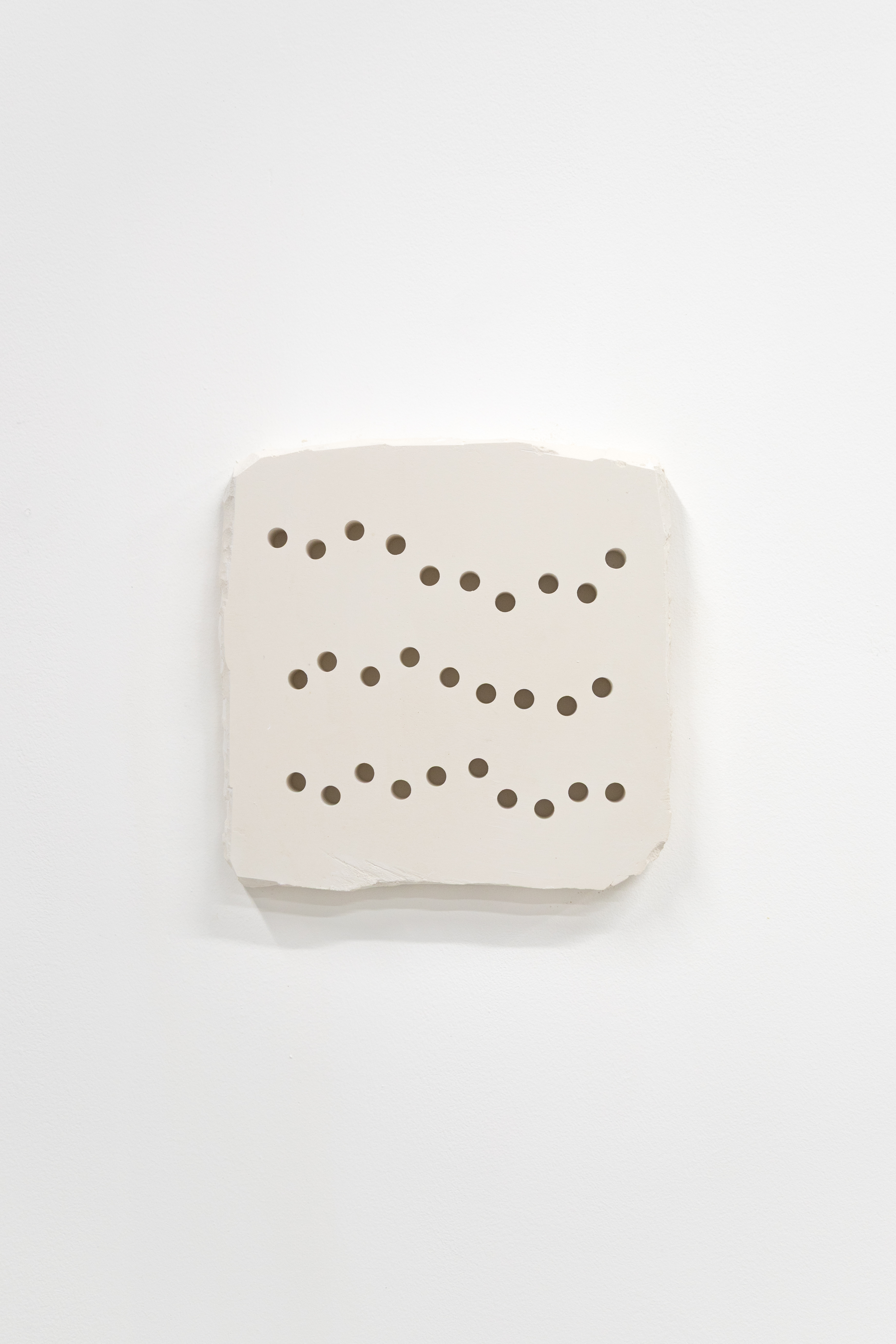 Trou, plaque, ligne 29, plâtre, 22,6 x 22,8 x 2,7 cm, 2025