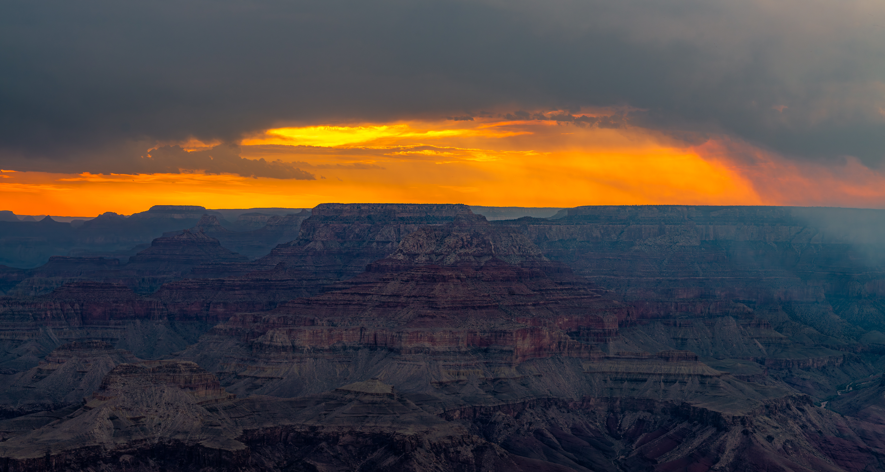Grand Canyon sous l'orage, nord de l’Arizona. Roches creusées par le fleuve Colorado (1,7 milliard d’années).  Des falaises de 1,6 km de profondeur et un canyon de 446 km de long et 29 km de large.