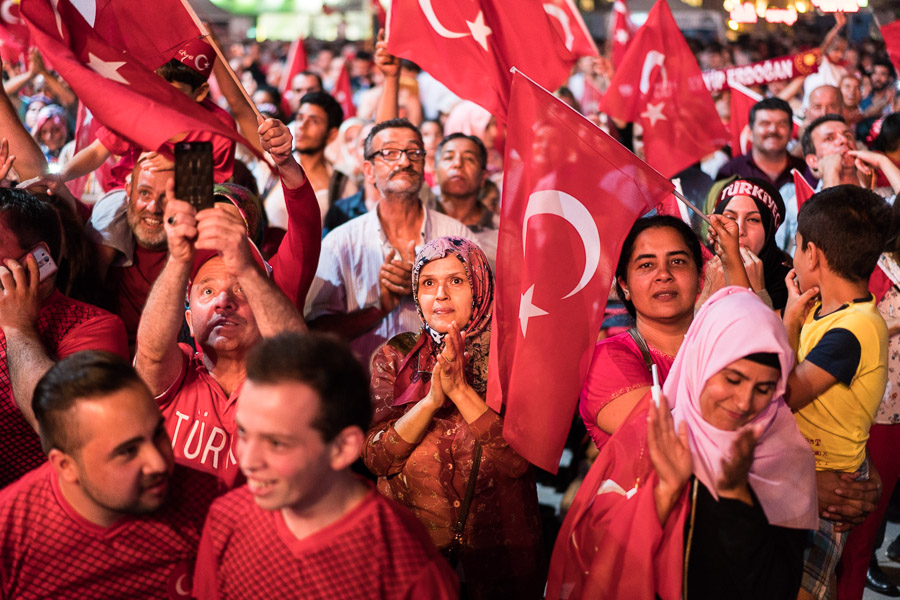Istanbul, place Taksim. Rassemblement de soutien &agrave; Erdogan, deux semaines apr&egrave;s le coup d'&eacute;tat.