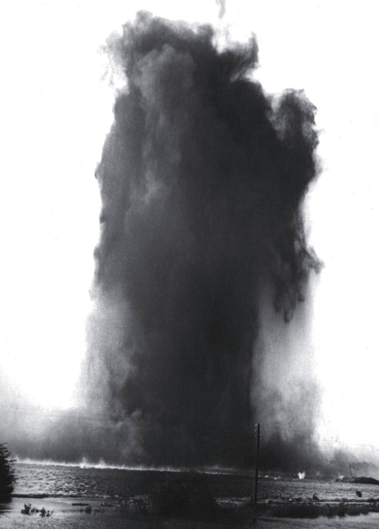 The military blew up the Vág-Duna embankment in two places near Komárom — Photo: László Décsi