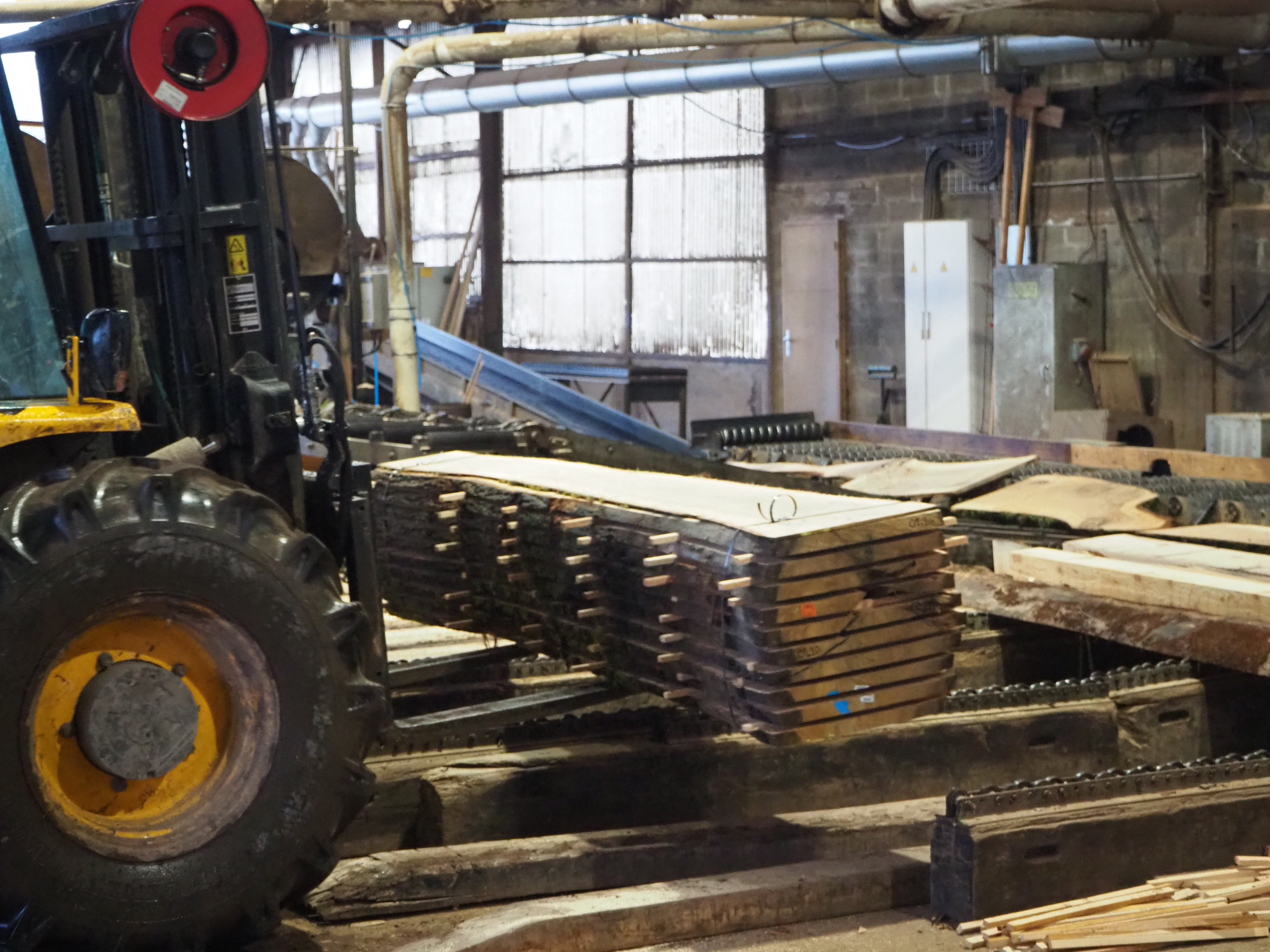 La plupart sont empilées ou stockées pour séchage