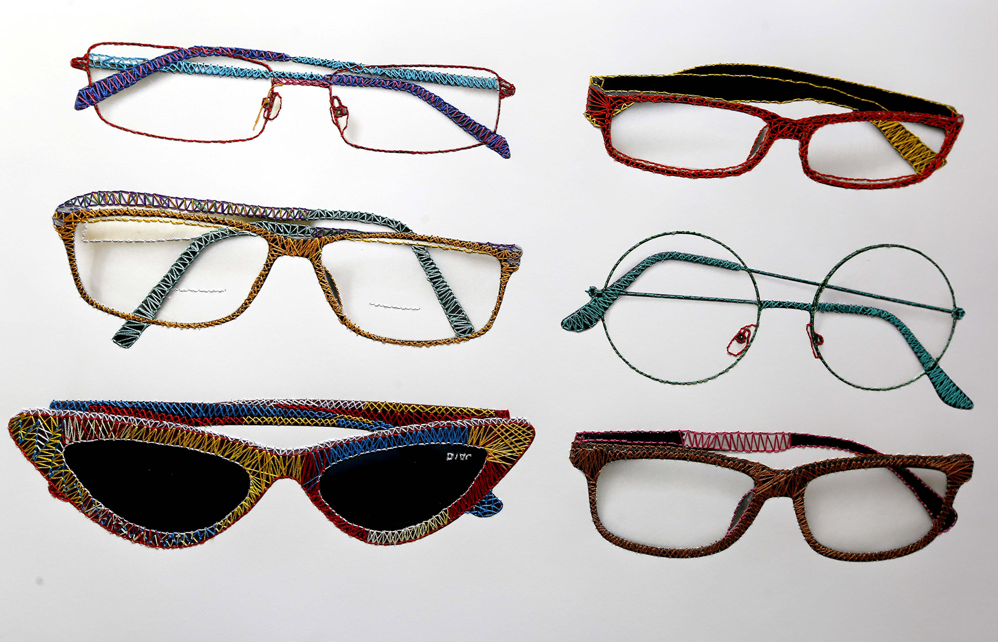 Óculos, 2022. Bordado sobre fotografia impressa em Papel Hahnemühle, 40 x 60 cm.