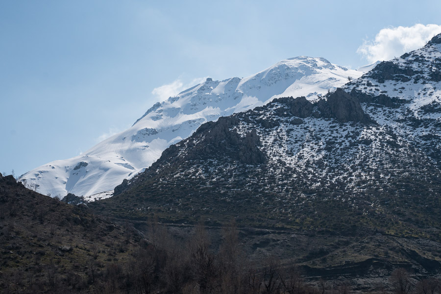 Le village, qui s'enfonce en territoire iranien, est surplomb&eacute; par les tours de garde iraniennes, pr&eacute;sence mena&ccedil;ante et surveillance constante.