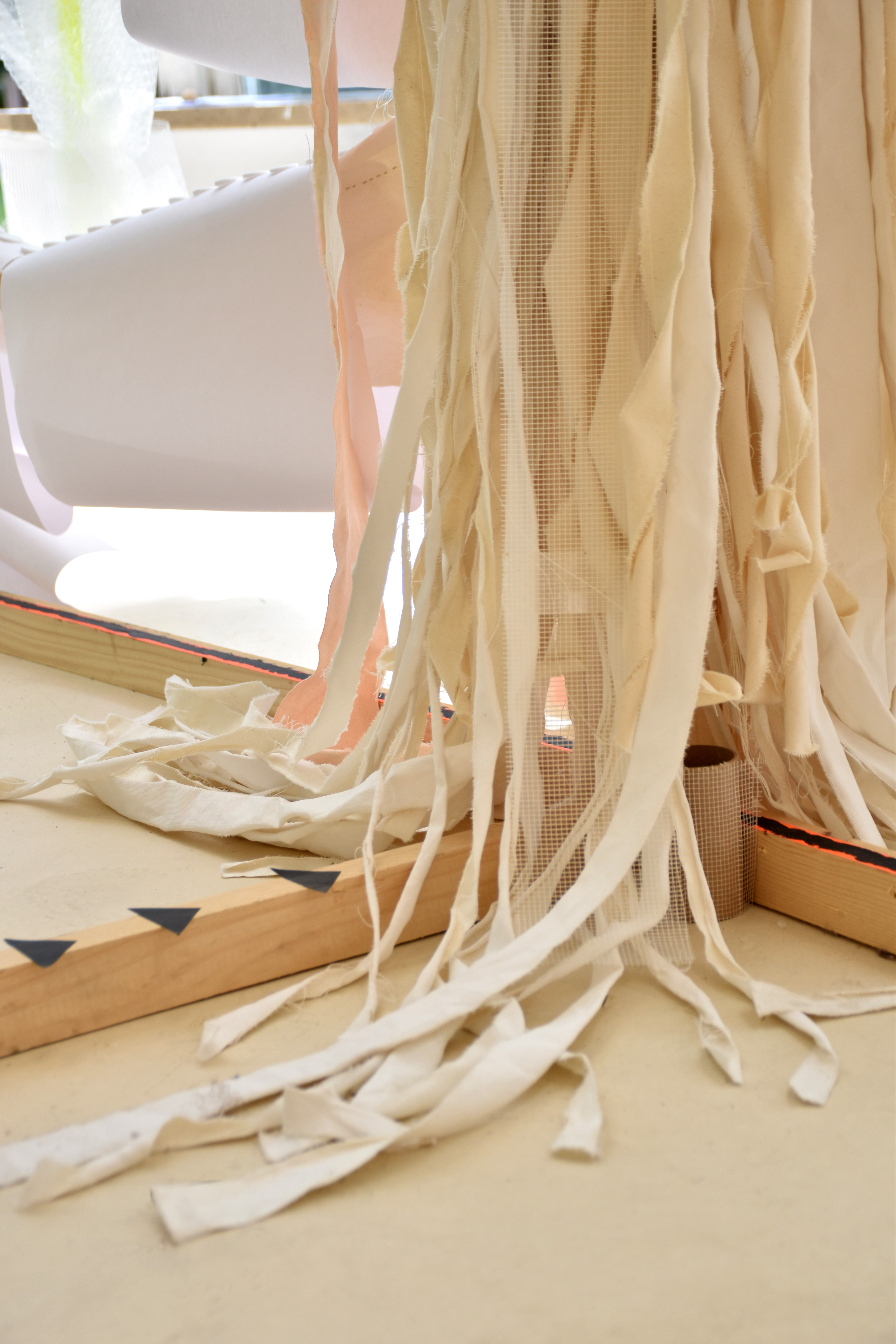Beep;Boing;Clink;Ding-dong;Swooosh , Holz, Papier, Seil, Wolle, Stoff, Luftpolsterfoile, Abdecknetz, Abdeckplane, Variable Größe, 2023
