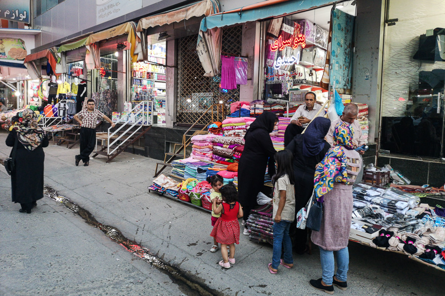 Baneh, Kurdistan e rojhelat (Iran), &eacute;t&eacute; 2019.  Gigantesque centre commercial, le baza de Baneh regorge des produits amen&eacute;s par les Kolbers. On y vient de tout l'Iran pour acheter moins des produits de consommation, TV, &eacute;lectrom&eacute;nager...