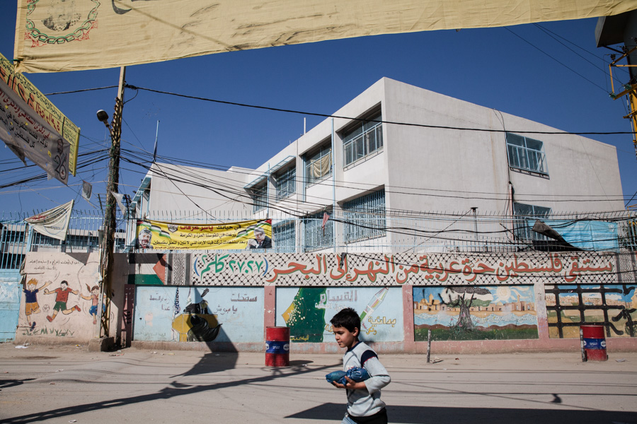  Beddawi Camp, Tripoli, nOrth Lebanon. Le camp comporte plusieurs &eacute;coles primaires (3 ?) et (2 ?) &eacute;coles secondaires g&eacute;r&eacute;es par l'UNRWA. Cela ne suffit pas &agrave; accueillir tous les &eacute;l&egrave;ves, et certains doivent prendre le bus pour aller dans des &eacute;coles libanaises.