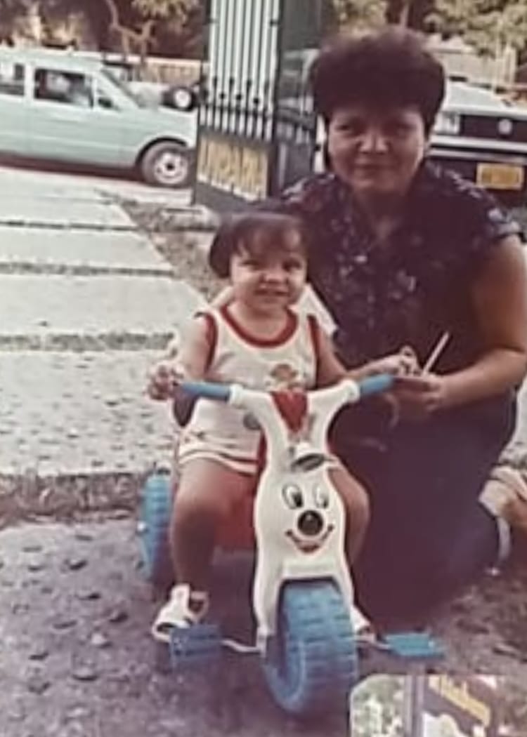 Anne, aos 03 anos, e sua mãe na frente da sua livraria em Belém.