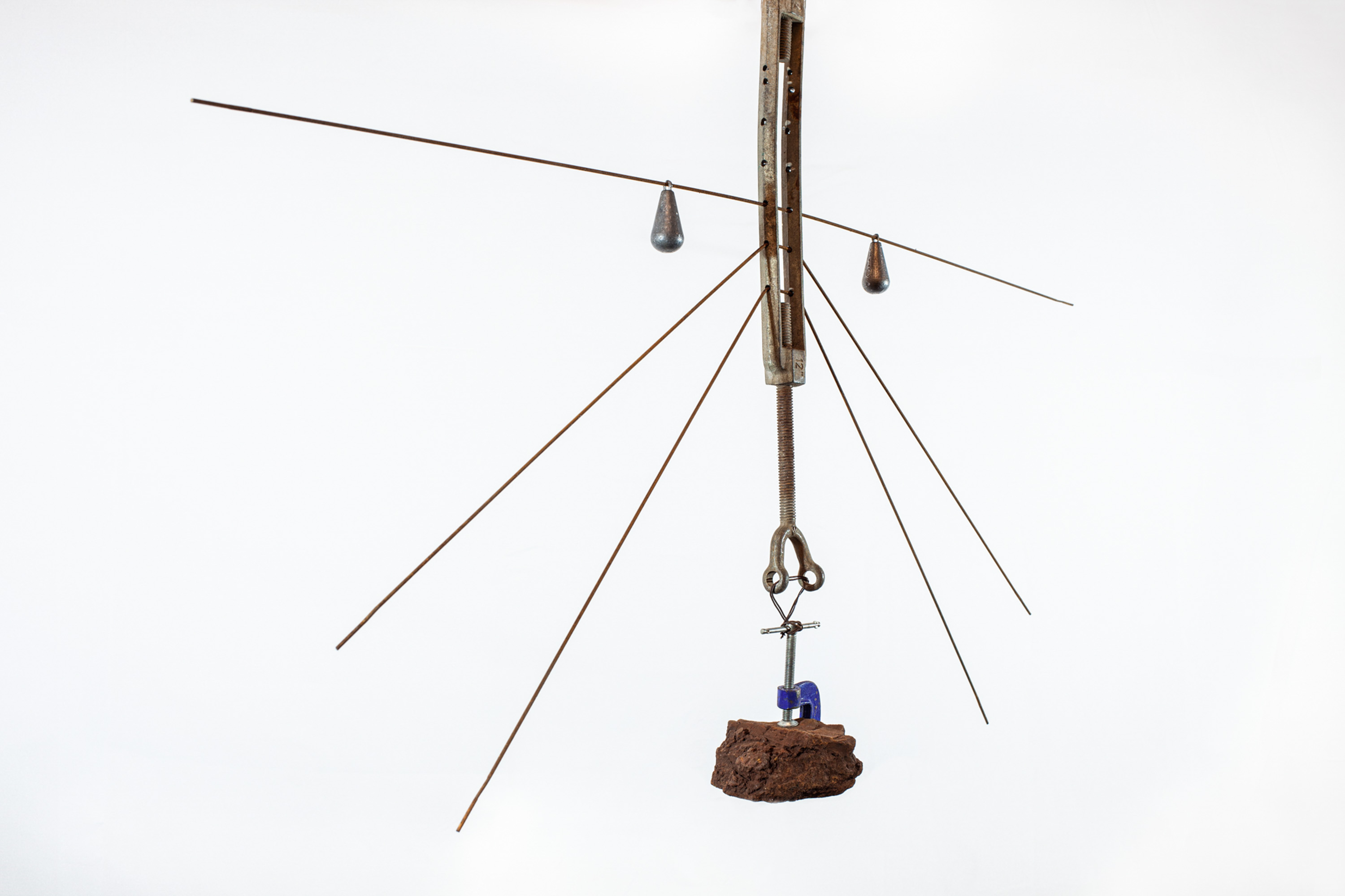 PARA CAUTERIZAR A FERIDA É NECESSÁRIO AQUECER A FACA 2 Ferro, pedra de minério de ferro, chumbo, borracha e cabo de aço. 170 x 96 x 11 cm. 2021