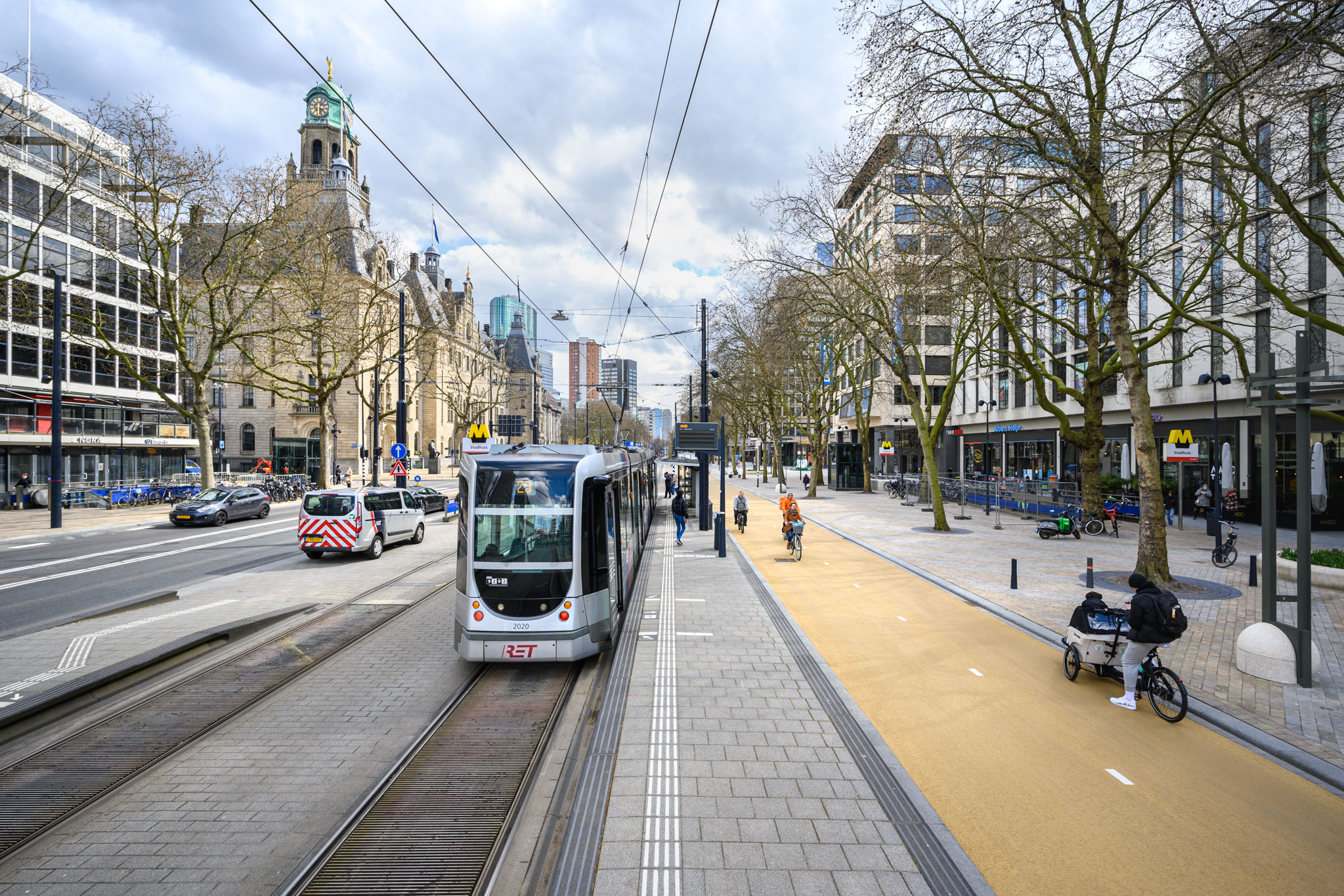 Three lanes of vehicular traffic are situated east of the existing tram line, while a spacious pedestrian esplanade and two-way bicycle path are located on the west side of the street.