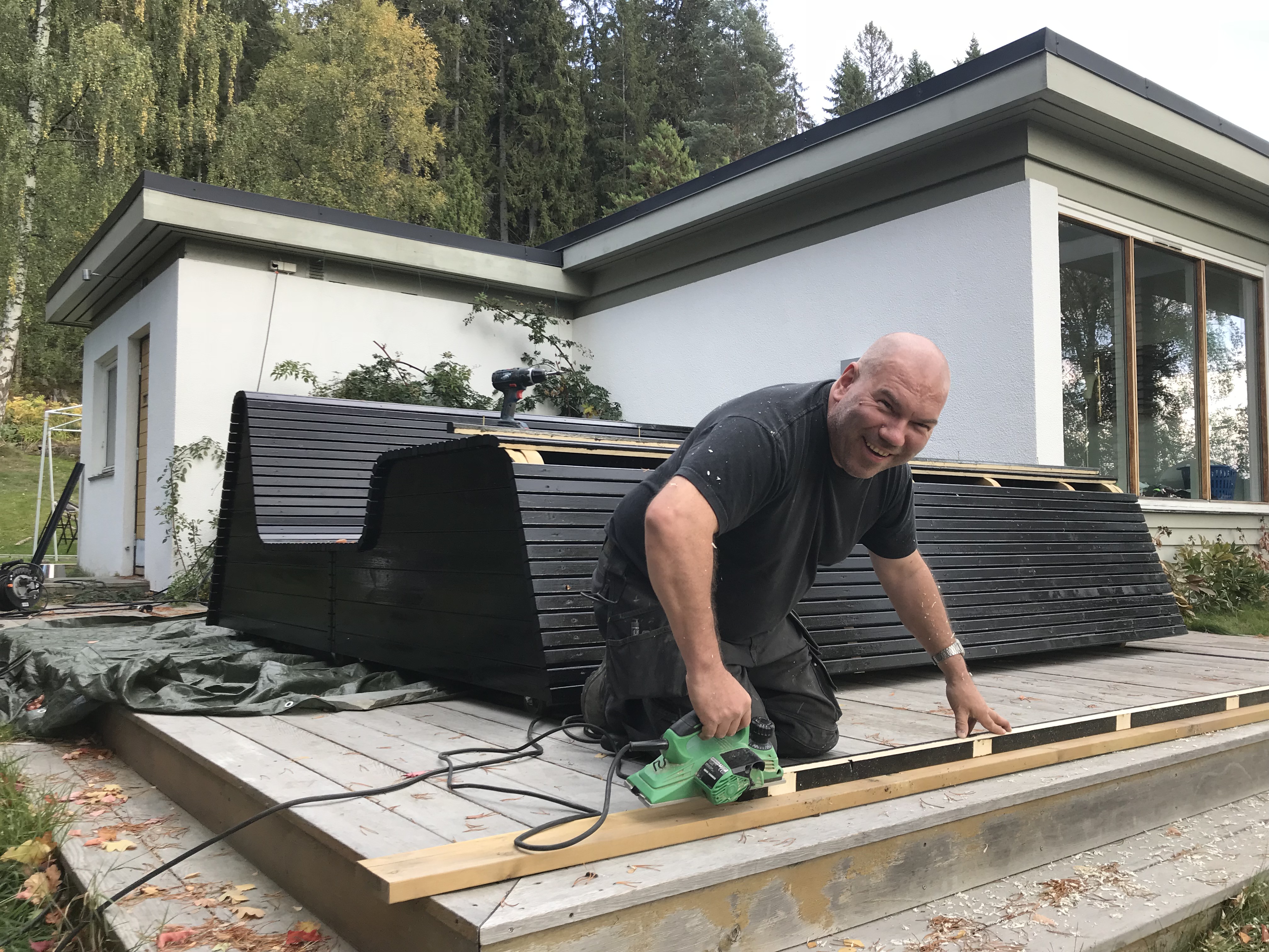 Utemøbel design av Topos arkitektur og design as. Dyktige håndtverkere fra Jernberg as.