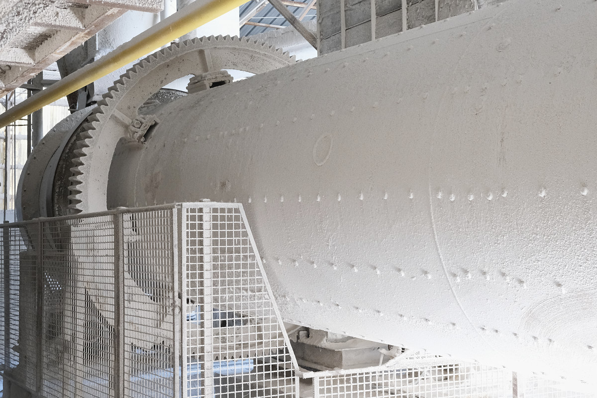Le gypse est ensuite acheminé vers les fours, de grands cylindres tournants
