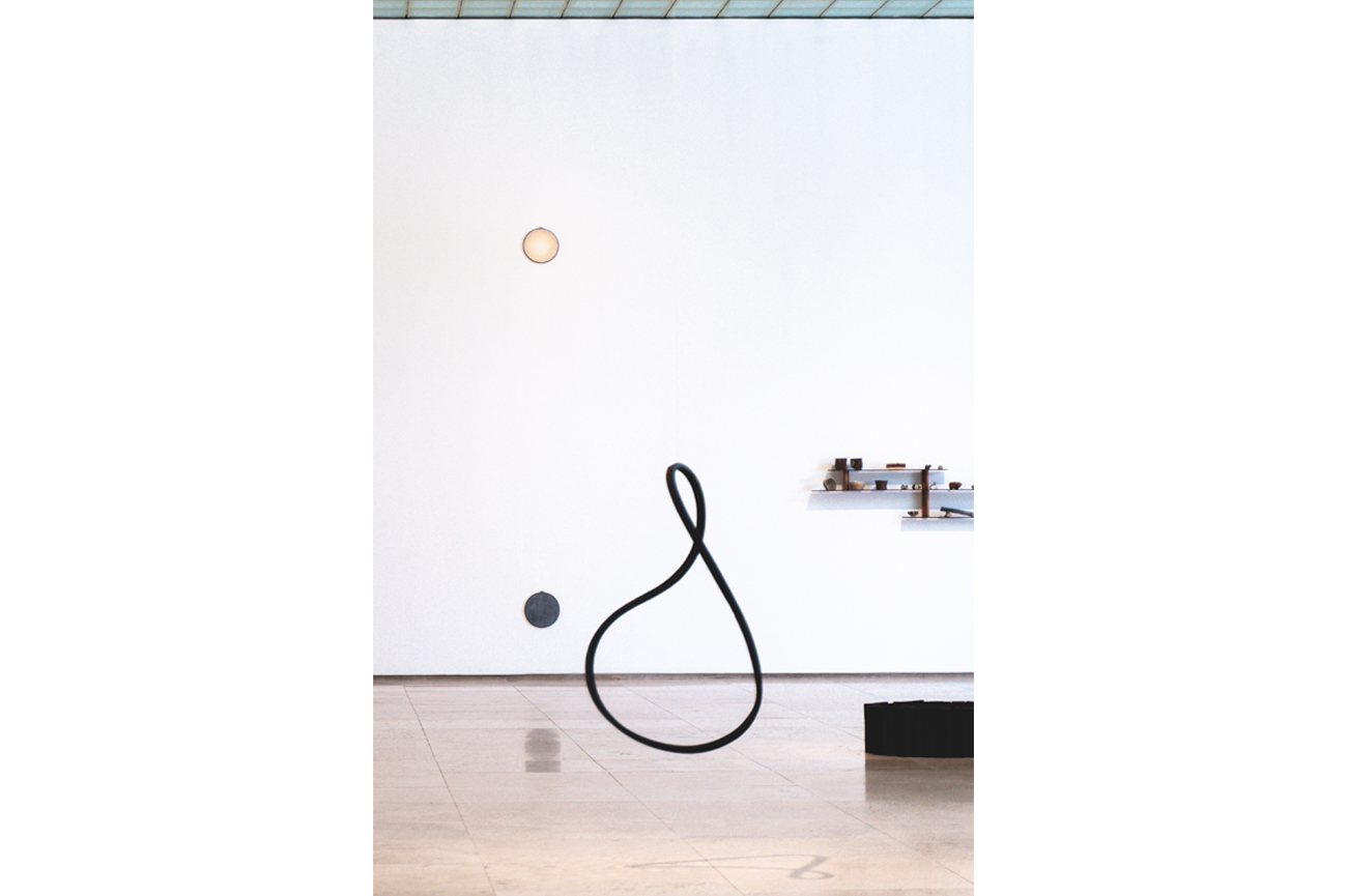 Patrick SteegerNo olvides el ritmo, 2025Wood, thread, motor100 x 60 x 55 cmPhoto © Juan Carlos Silva